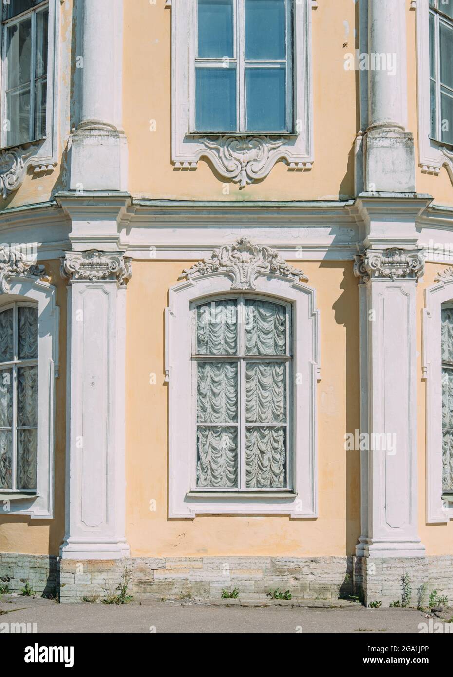 Finestra d'epoca. Elementi della facciata del palazzo del principe Nikolai  Nikolaevich Foto stock - Alamy