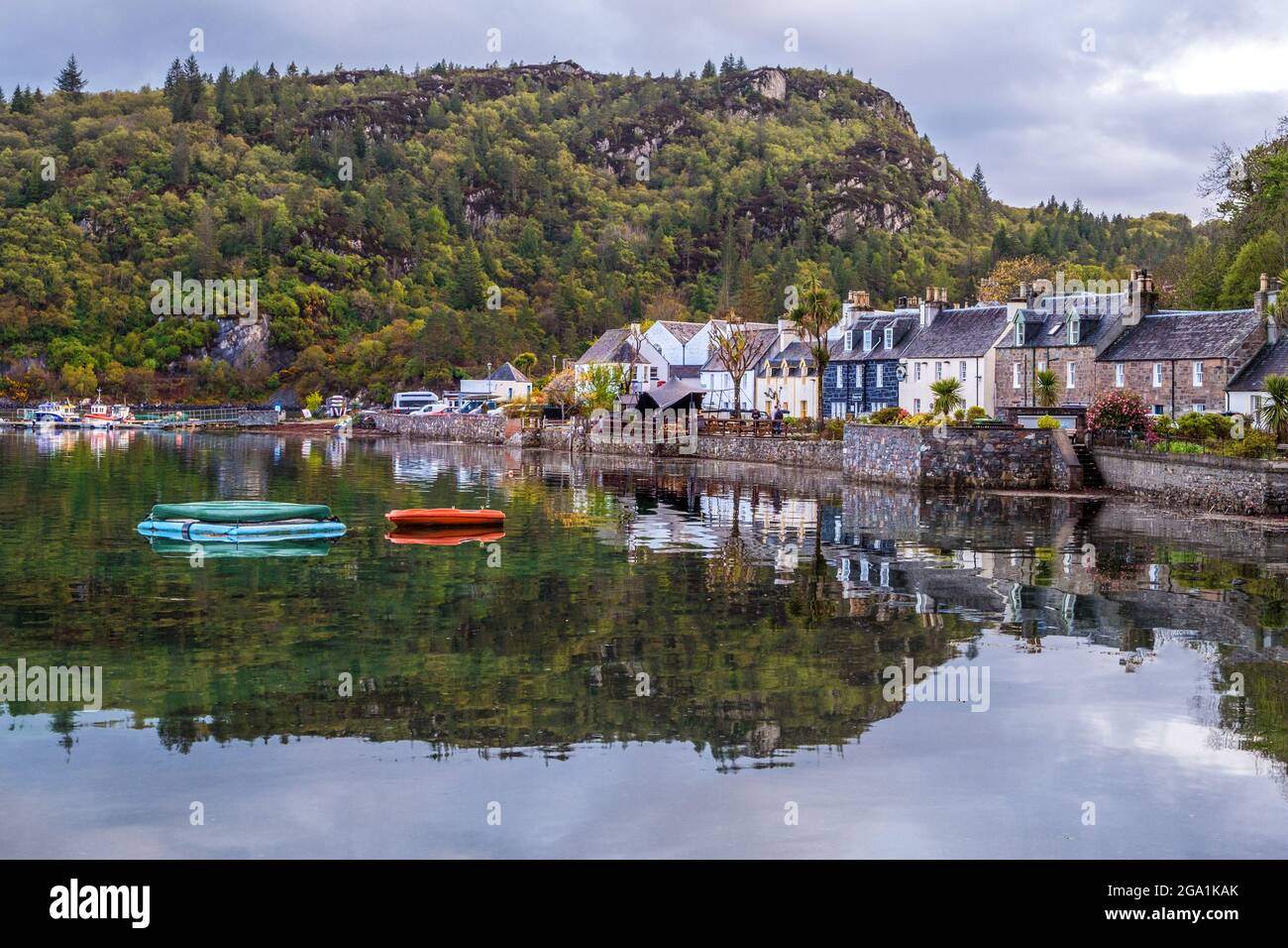 Plockton un villaggio costiero e porto nel Nord Ovest della Scozia Foto Stock