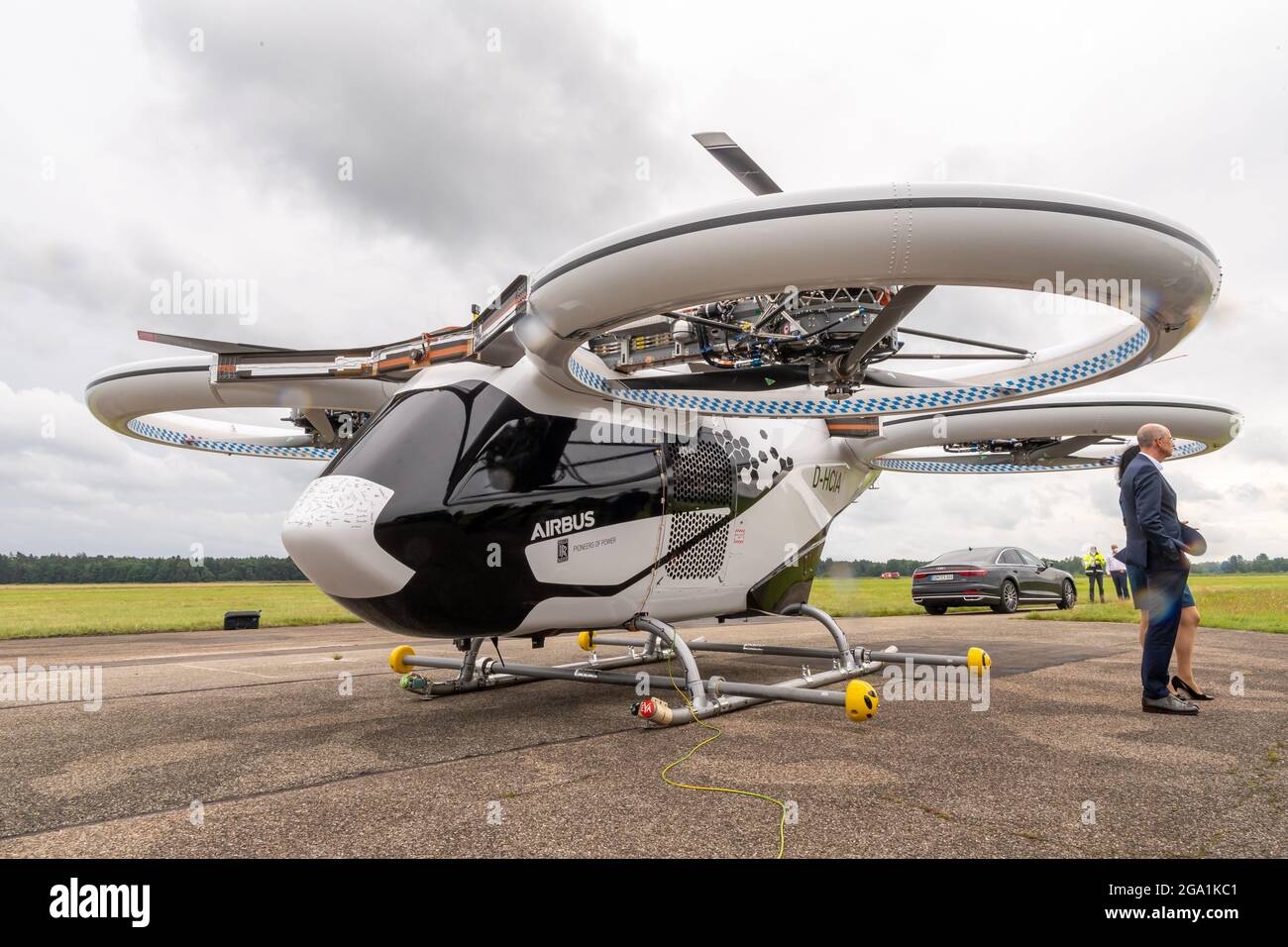 Manching, Germania. 28 luglio 2021. Il modello di taxi aereo CityAirbus, che pesa circa 2.3 tonnellate, è tornato a terra dopo un volo di prova. Airbus lavora sul drone passeggeri da diversi anni. La città alta bavarese di Ingolstadt diventerà una regione modello per tali taxi aerei in futuro. Credit: Peter Kneffel/dpa/Alamy Live News Foto Stock