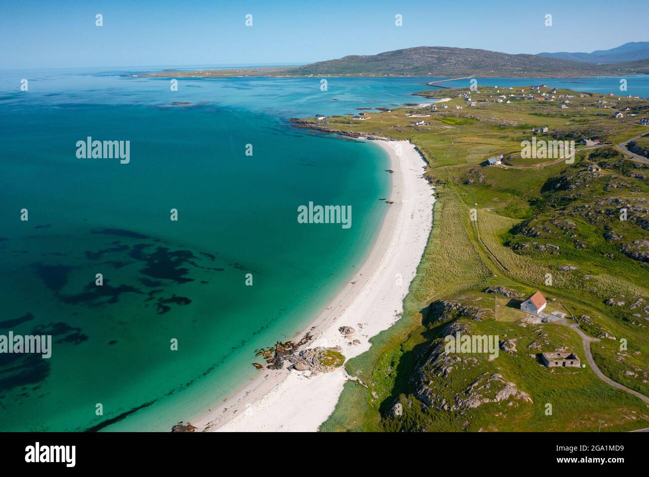 Vista aerea dal drone della spiaggia di sabbia bianca su Sound of barra e villaggio di balla sull'isola di Eriskay nelle Ebridi esterne, Scozia, Regno Unito Foto Stock