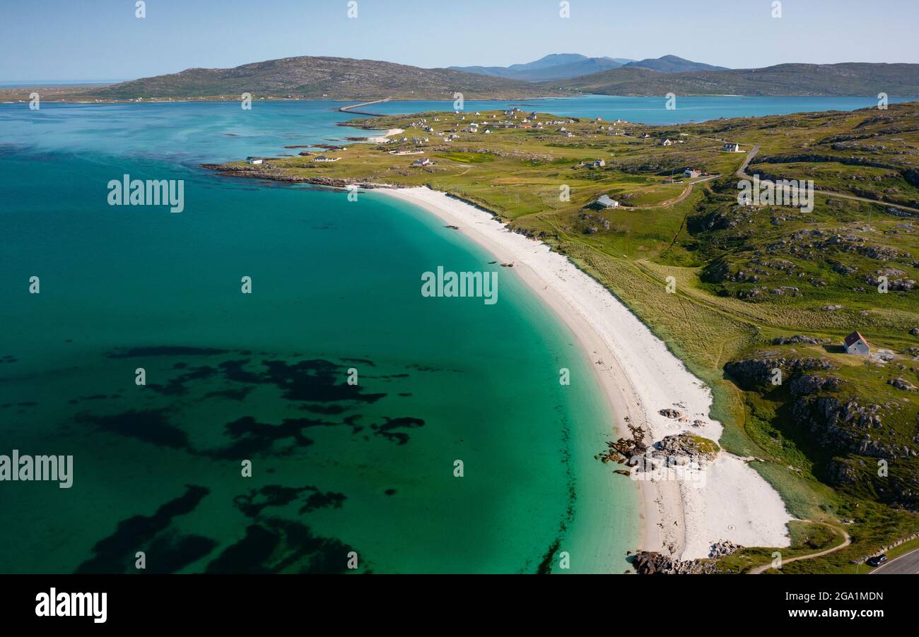 Vista aerea dal drone della spiaggia di sabbia bianca su Sound of barra e villaggio di balla sull'isola di Eriskay nelle Ebridi esterne, Scozia, Regno Unito Foto Stock