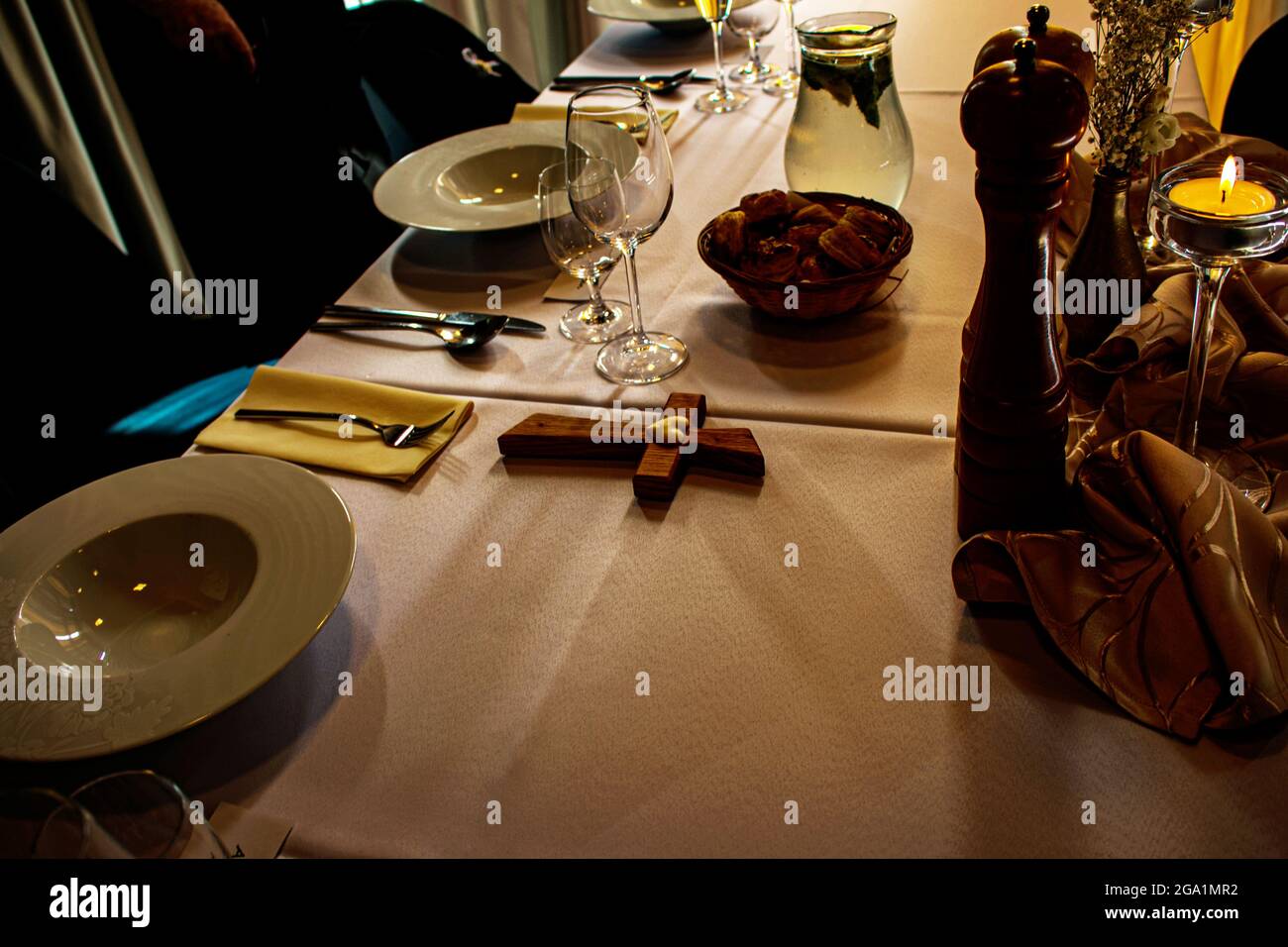 Tavolo di servizio della sposa e dello sposo nel ristorante. Decorazioni per matrimoni per un banchetto. Foto Stock