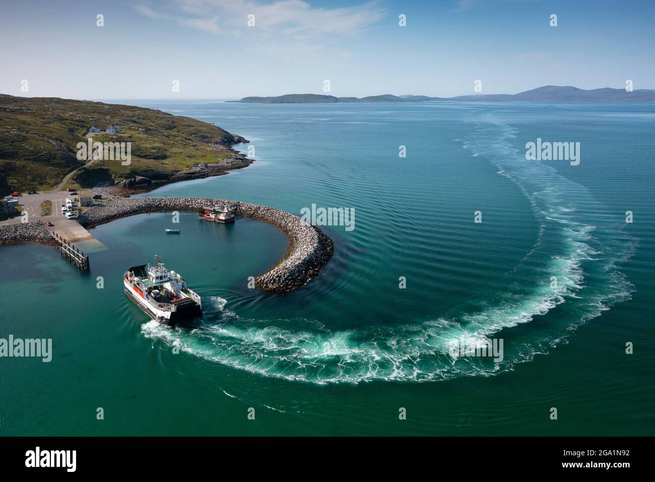 Il traghetto Caledonian Macbrayne arriva al porto sull'isola di Eriskay da barra nelle Ebridi esterne, Scozia, Regno Unito Foto Stock