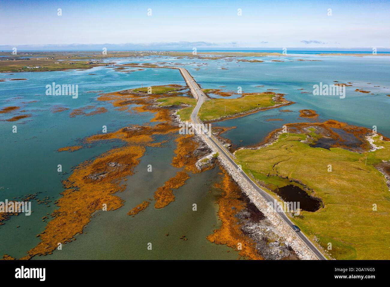Vista aerea dal drone delle strade di Benbecula che attraversano gli estuari e si uniscono piccole isole attraverso Benbecula nelle Ebridi esterne, Scozia, Regno Unito Foto Stock