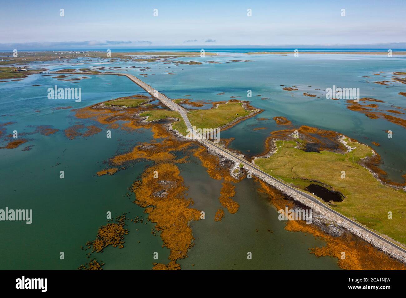 Vista aerea dal drone delle strade di Benbecula che attraversano gli estuari e si uniscono piccole isole attraverso Benbecula nelle Ebridi esterne, Scozia, Regno Unito Foto Stock