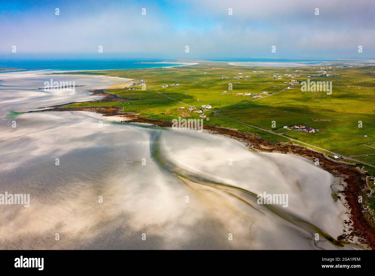 Vista aerea dal drone della costa e dalla spiaggia di Bhalaigh a Malacleit sul North Uist nelle Ebridi esterne, Scozia, Regno Unito Foto Stock