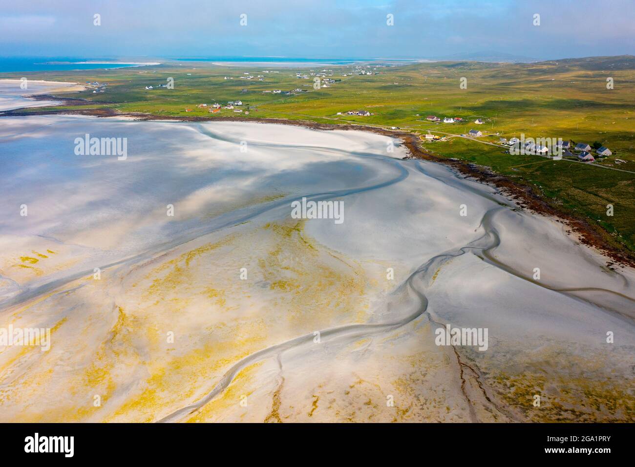 Vista aerea dal drone della costa e dalla spiaggia di Bhalaigh a Malacleit sul North Uist nelle Ebridi esterne, Scozia, Regno Unito Foto Stock