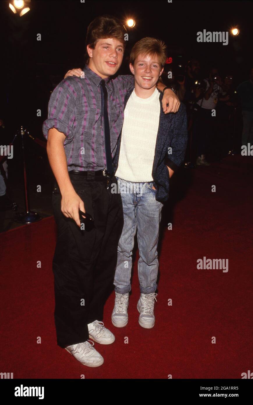 Sean Astin e Mackenzie Astin durante 'Like Father, Like Son' Hollywood Premiere al Mann's Chinese Theatre di Hollywood, California, 17 settembre 1987. Credito: Ralph Dominguez/MediaPunch Foto Stock