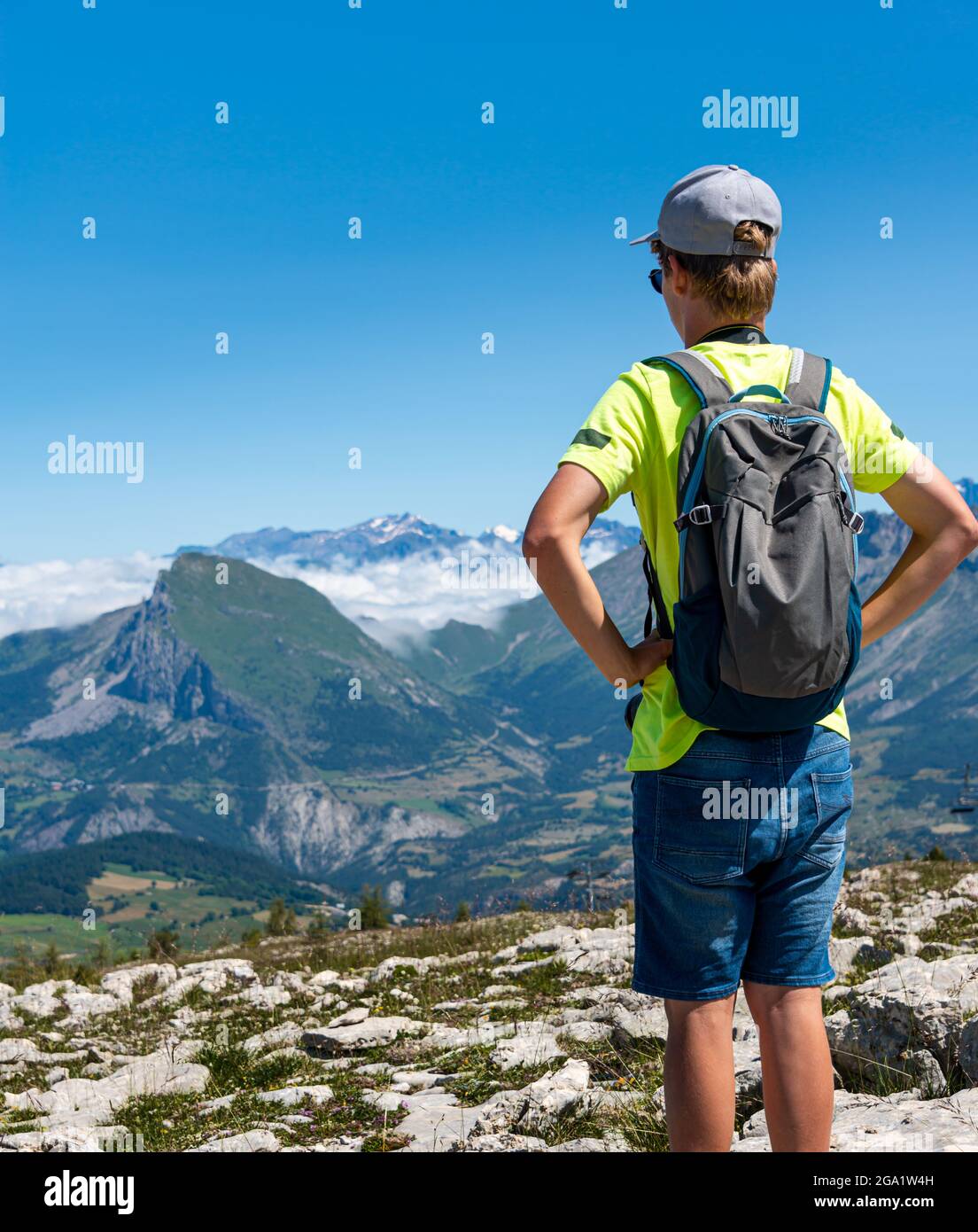 giovane nelle alpi francesi che ammirano la vista, l'hobby all'aperto o le vacanze d'avventura . Foto Stock