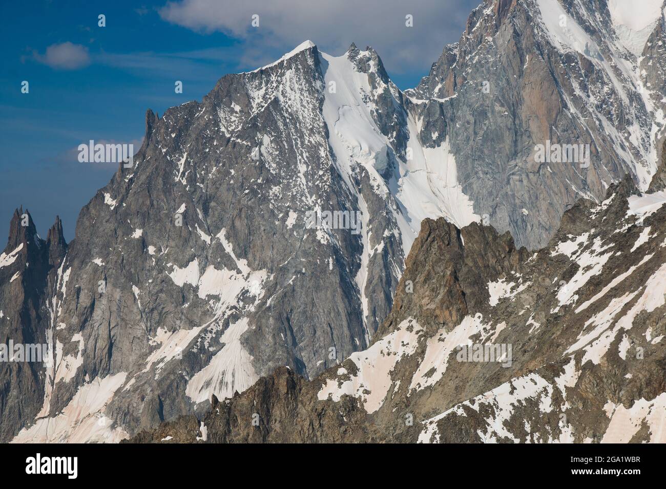 Vista sul paesaggio estivo del Monte Bianco lato italiano. Il Monte Bianco è la vetta più alta delle Alpi occidentali europee Foto Stock