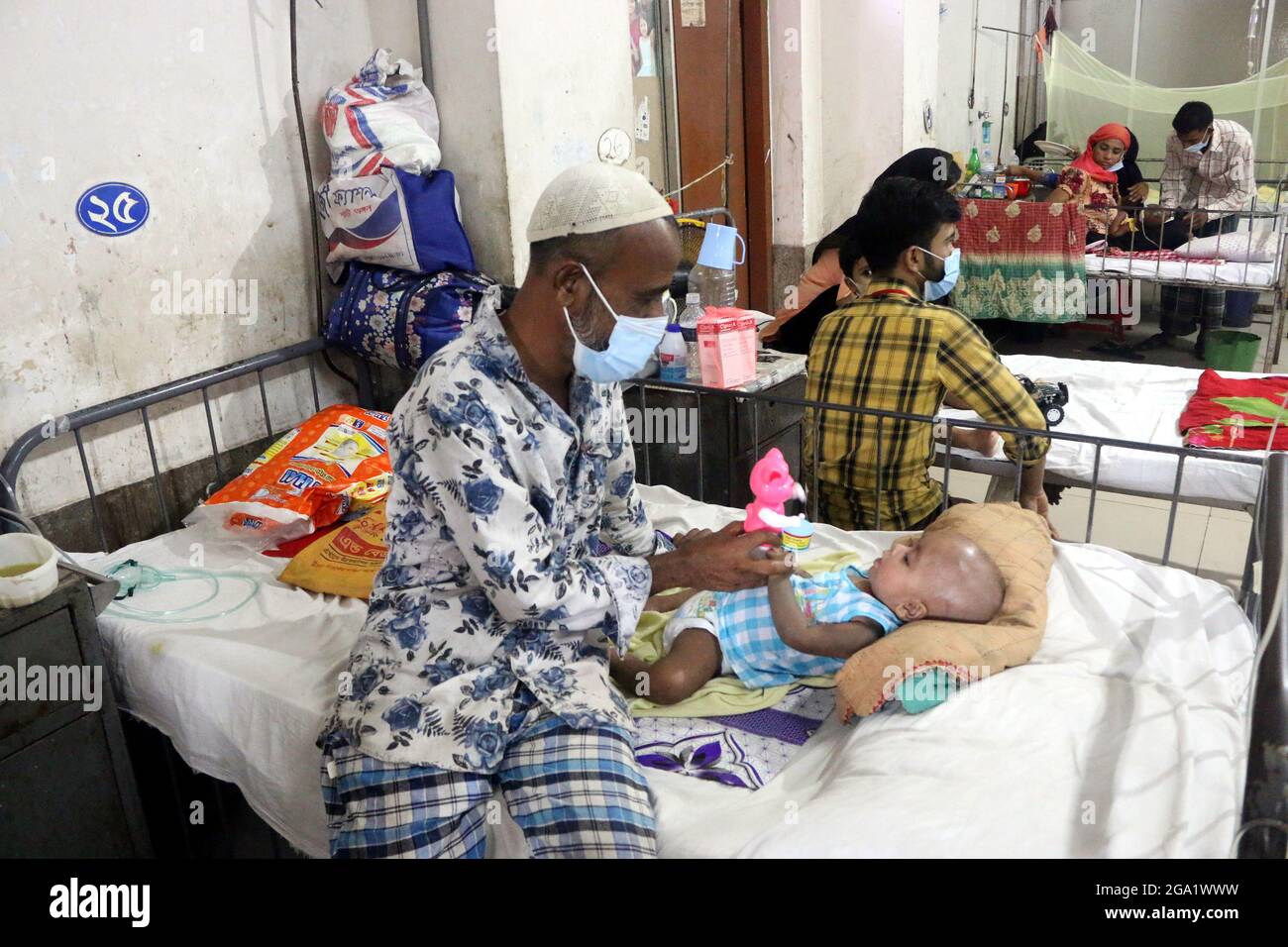 Dhaka, Bangladesh. 28 luglio 2021. DHAKA, BANGLADESH - LUGLIO 28: Una persona gioca con sua figlia mentre è frequentata all'ospedale dei bambini, perché è stata infettata da un nuovo focolaio del virus dengue il 28 luglio 2021 a Dhaka, Bangladesh. (Foto di Eyepix/Sipa USA) Credit: Sipa USA/Alamy Live News Foto Stock