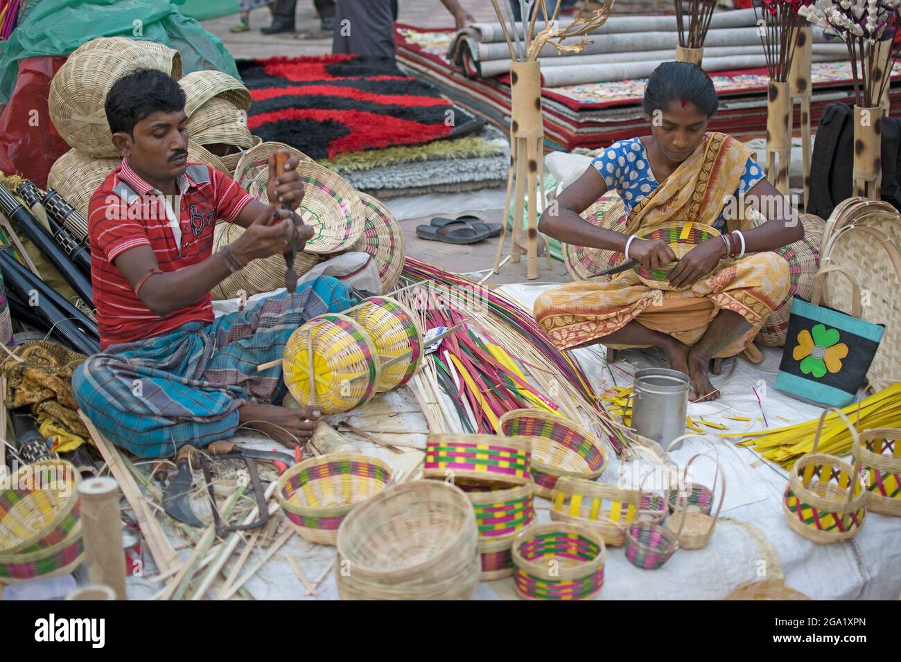 Kolkata, Bengala Occidentale, India - 28 Novembre 2015 : Cesti di canna da tessitura di coppia, artigianato in mostra durante la Fiera dell'Artigianato a Kolkata. Più grande Foto Stock