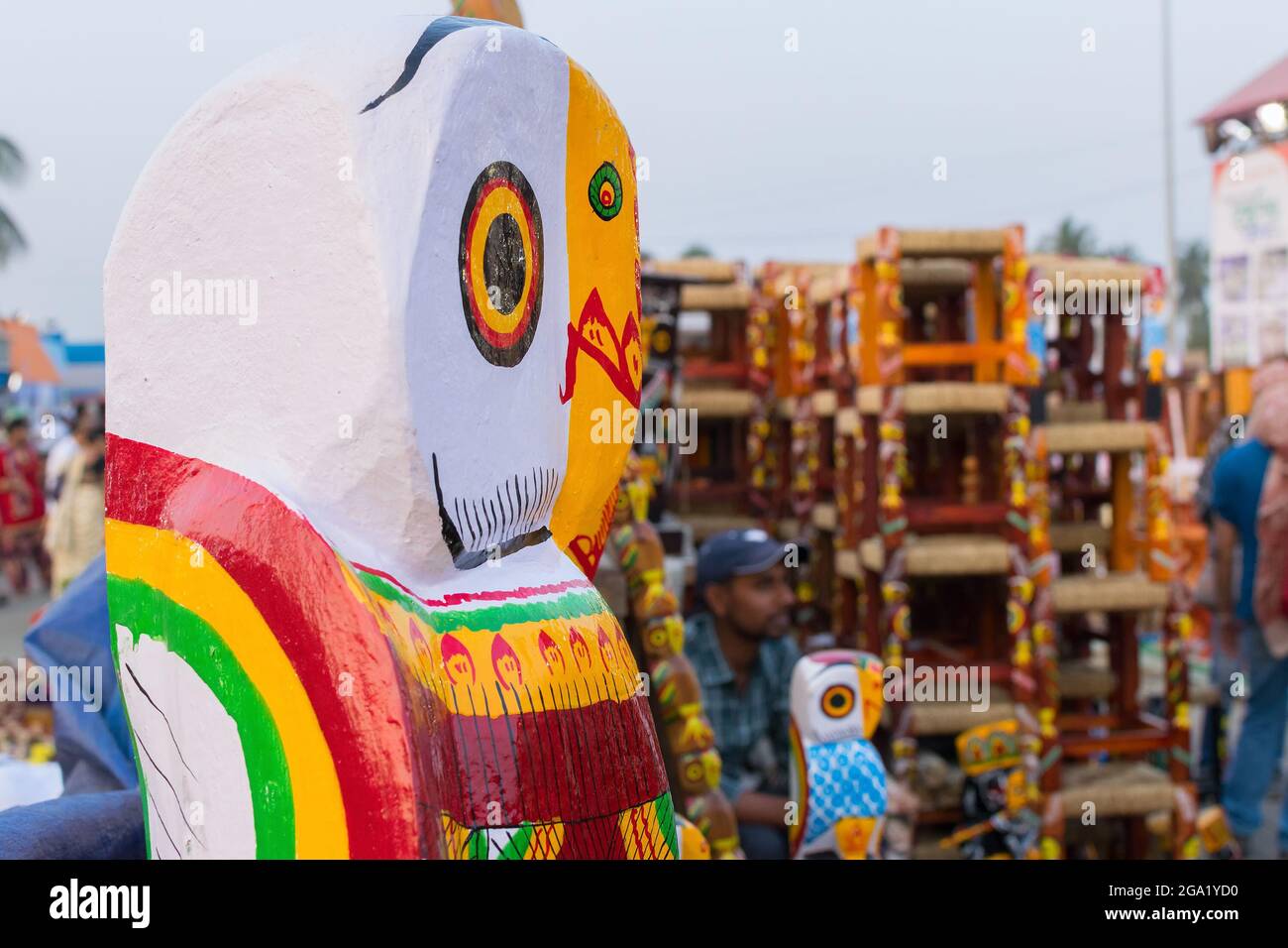 Gufi di legno, opere d'artigianato, in mostra durante la Fiera dell'Artigianato di Kolkata - la più grande fiera dell'Artigianato in Asia. Foto Stock