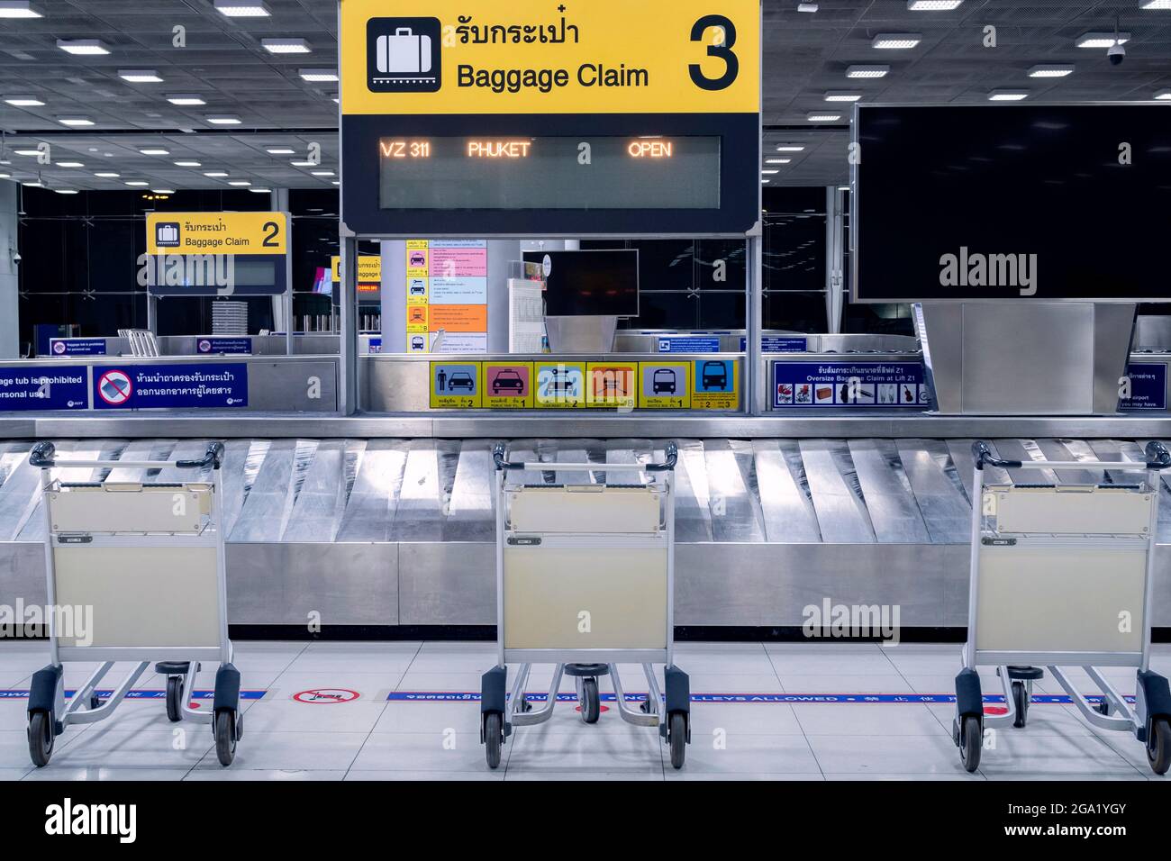 Carrelli per bagagli o carrelli per bagagli vuoti all'aeroporto di Suvarnabhumi presso il ritiro bagagli aria Foto Stock