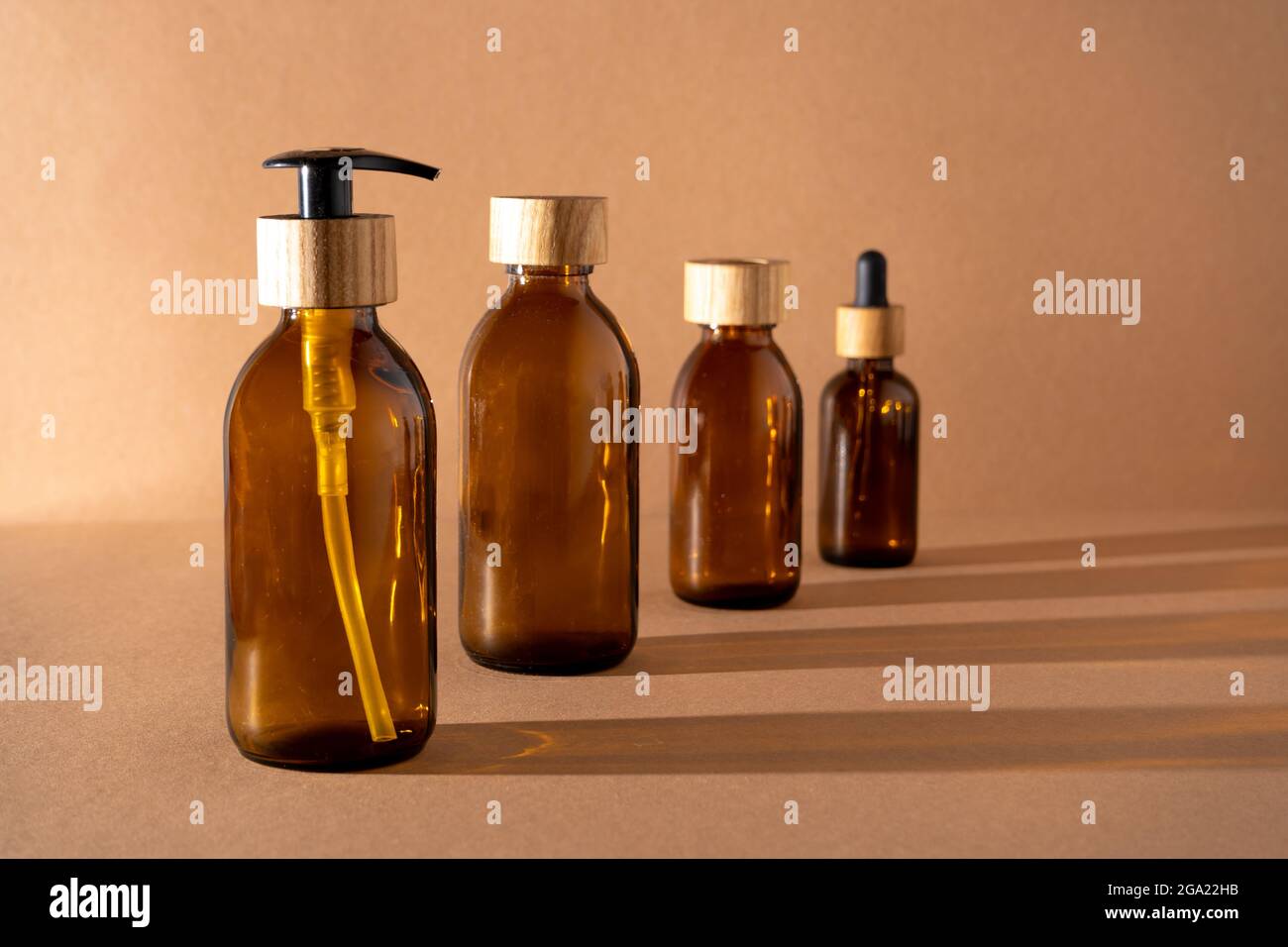 Bottiglie eco-compatibili per cosmetici. Flacone in vetro con coperchio in legno con dispenser e pipetta. Bellezza e cura della pelle. Confezione del marchio, posto per Foto Stock