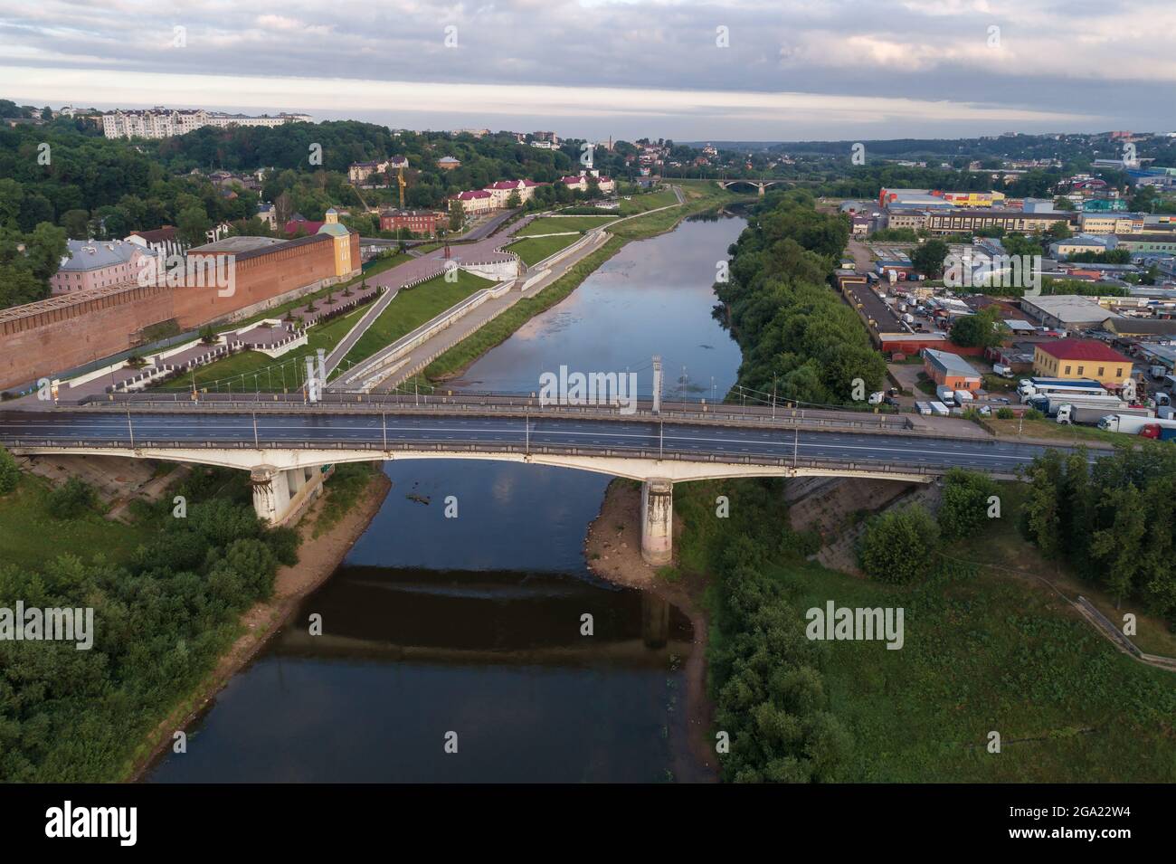 Il fiume Dnieper nel paesaggio urbano in una mattina di luglio (fotografia aerea). Smolensk, Russia Foto Stock