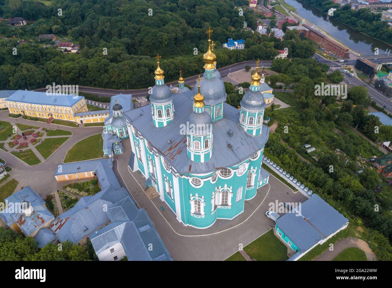 Sopra l'antica Cattedrale dell'Assunzione in una mattina di luglio. Smolensk, Russia Foto Stock