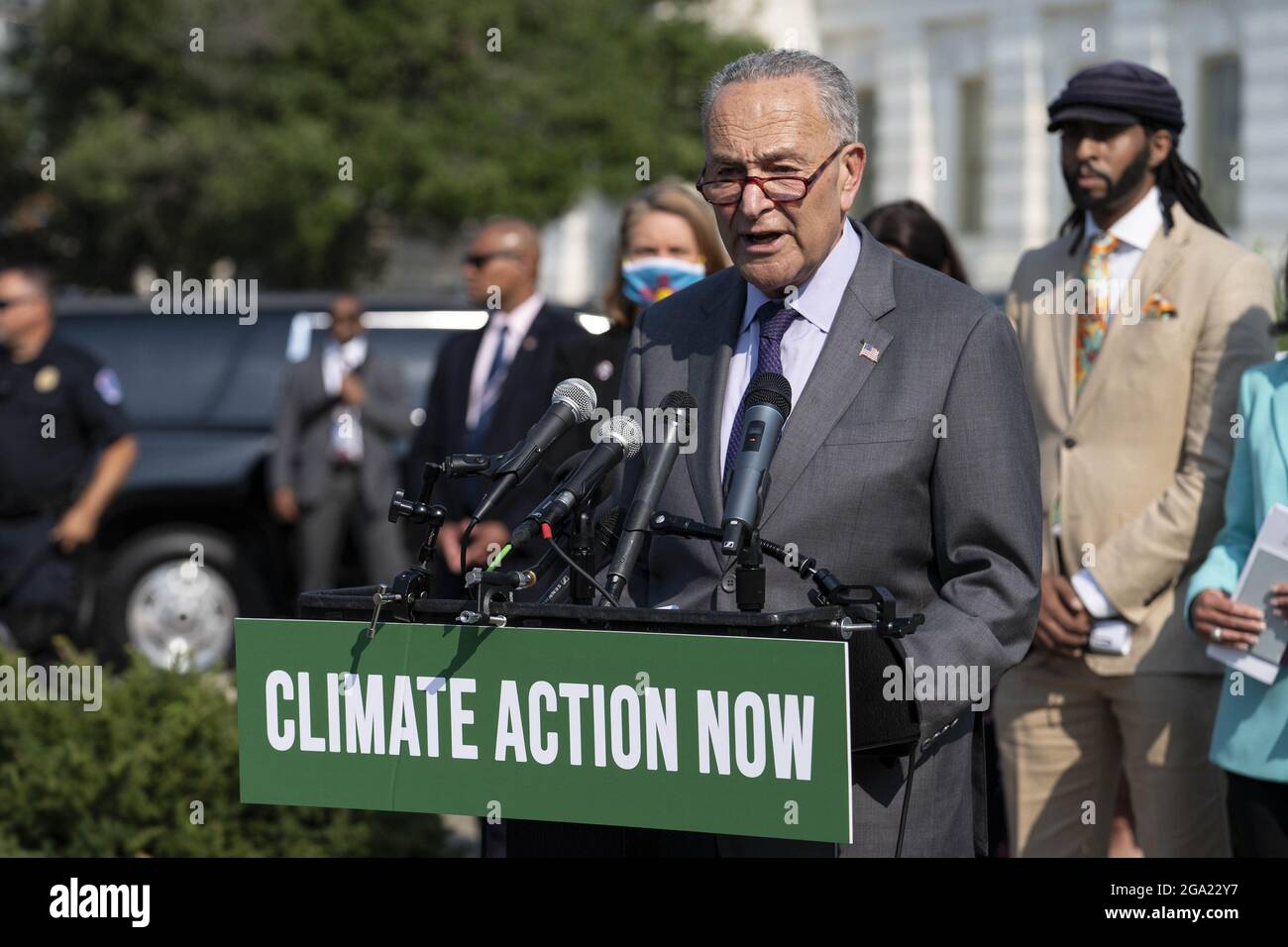 Washington, Stati Uniti. 28 luglio 2021. Il leader della maggioranza del Senato Chuck Schumer (D-NY) parla durante una conferenza stampa che chiede ad entrambe le camere del Congresso di intraprendere azioni per fermare il cambiamento climatico al di fuori del Campidoglio degli Stati Uniti a Washington, DC mercoledì 28 luglio 2021. I legislatori sperano di ridurre le emissioni negli Stati Uniti di almeno il 50% entro il 2030. Foto di Sarah Silbiger/UPI Credit: UPI/Alamy Live News Foto Stock