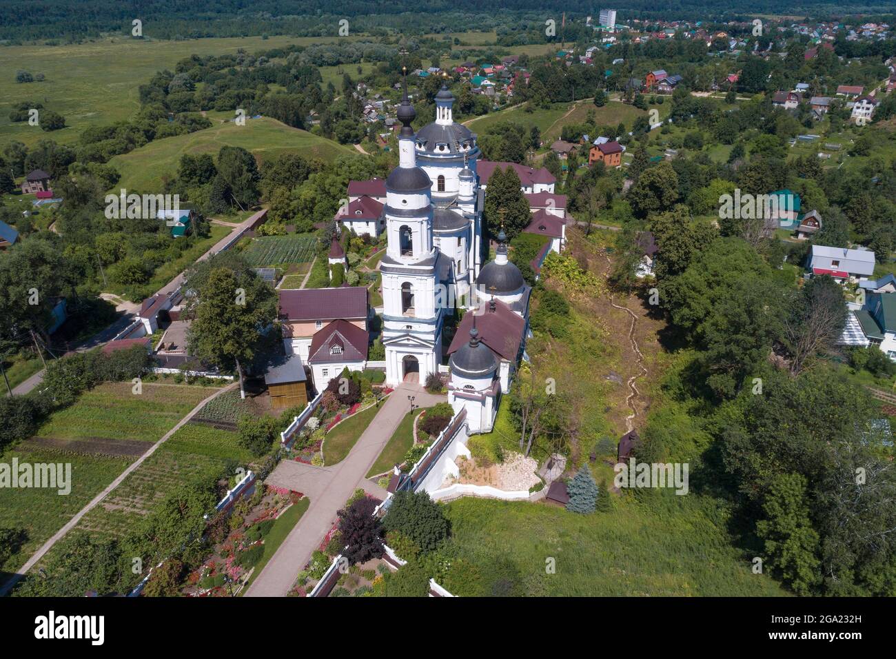 Una vista dall'alto dei templi del monastero di San Nicola Chernostrovsky in un giorno di sole luglio. Maloyaroslavets, Russia Foto Stock
