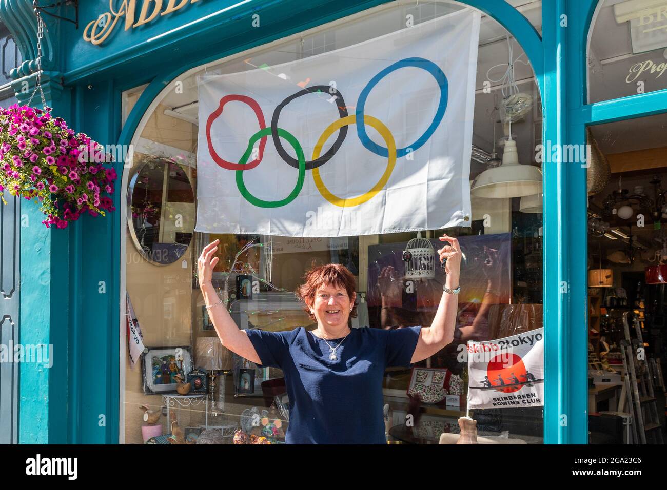 Skibbereen, West Cork, Irlanda. 28 luglio 2021. La gente della città di Skibbereen si stava preparando oggi a sostenere i vogatori irlandesi che gareggiavano nella finale Mens Lightweight Double sculls di domani mattina. I vogatori Fintan McCarthy e Paul o'Donovan di Skibbereen vanno in oro alle 1.50. Nella foto mostrava il suo sostegno per i vogatori era proprietario del negozio Skibbereen Abbey Furniture, Helen Dempsey. Credit: AG News/Alamy Live News Foto Stock