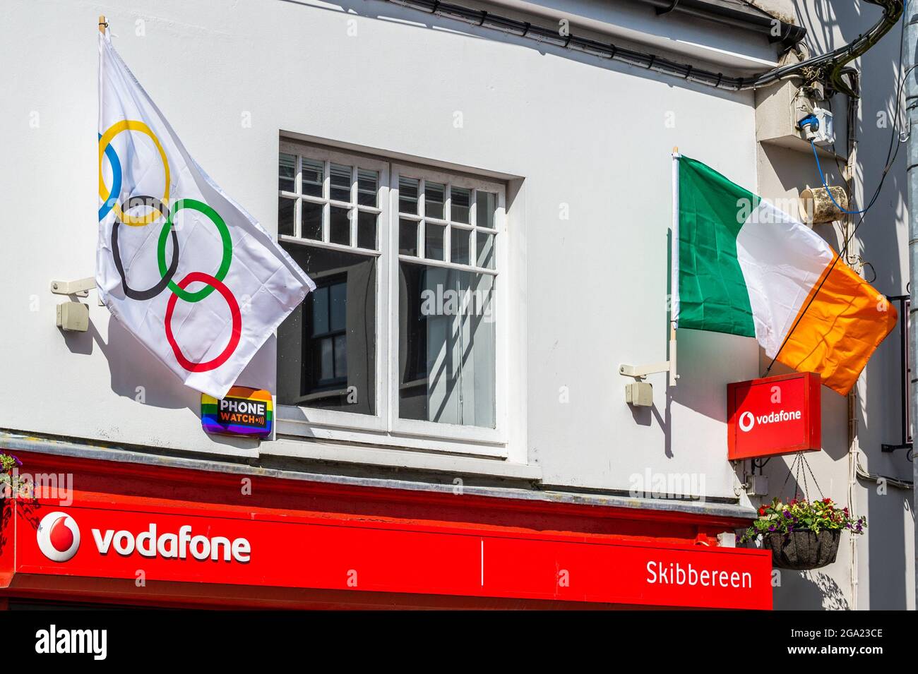 Skibbereen, West Cork, Irlanda. 28 luglio 2021. La gente della città di Skibbereen si stava preparando oggi a sostenere i vogatori irlandesi che gareggiavano nella finale Mens Lightweight Double sculls di domani mattina. I vogatori Fintan McCarthy e Paul o'Donovan di Skibbereen vanno in oro alle 1.50. Credit: AG News/Alamy Live News Foto Stock