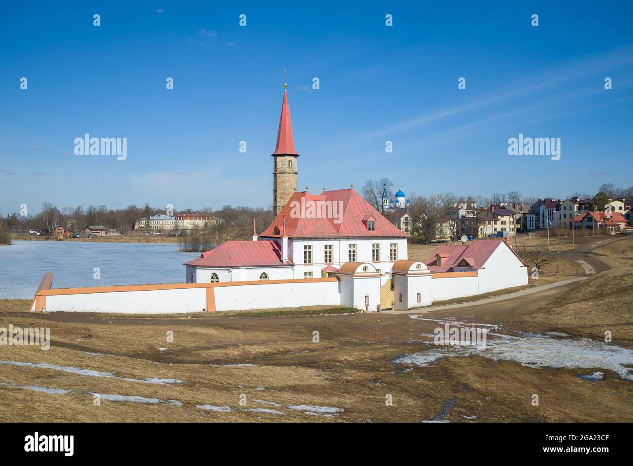Il vecchio palazzo del Priorato sullo sfondo del paesaggio urbano in un giorno soleggiato di aprile. GATCHINA, Russia Foto Stock