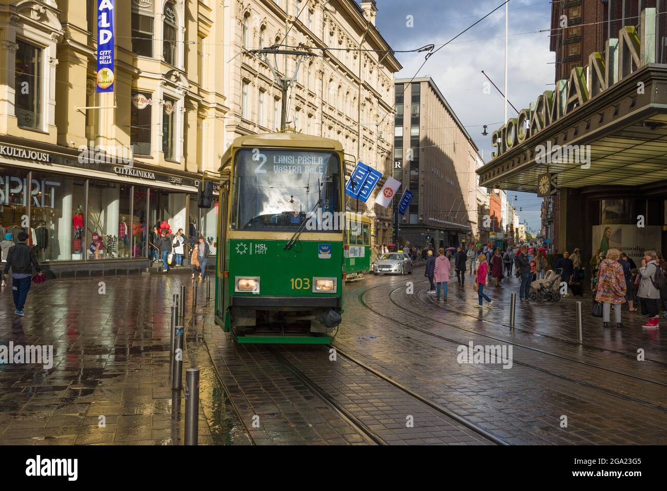 HELSINKI, FINLANDIA - 16 SETTEMBRE 2017: Tram su una strada della città dopo la pioggia Foto Stock