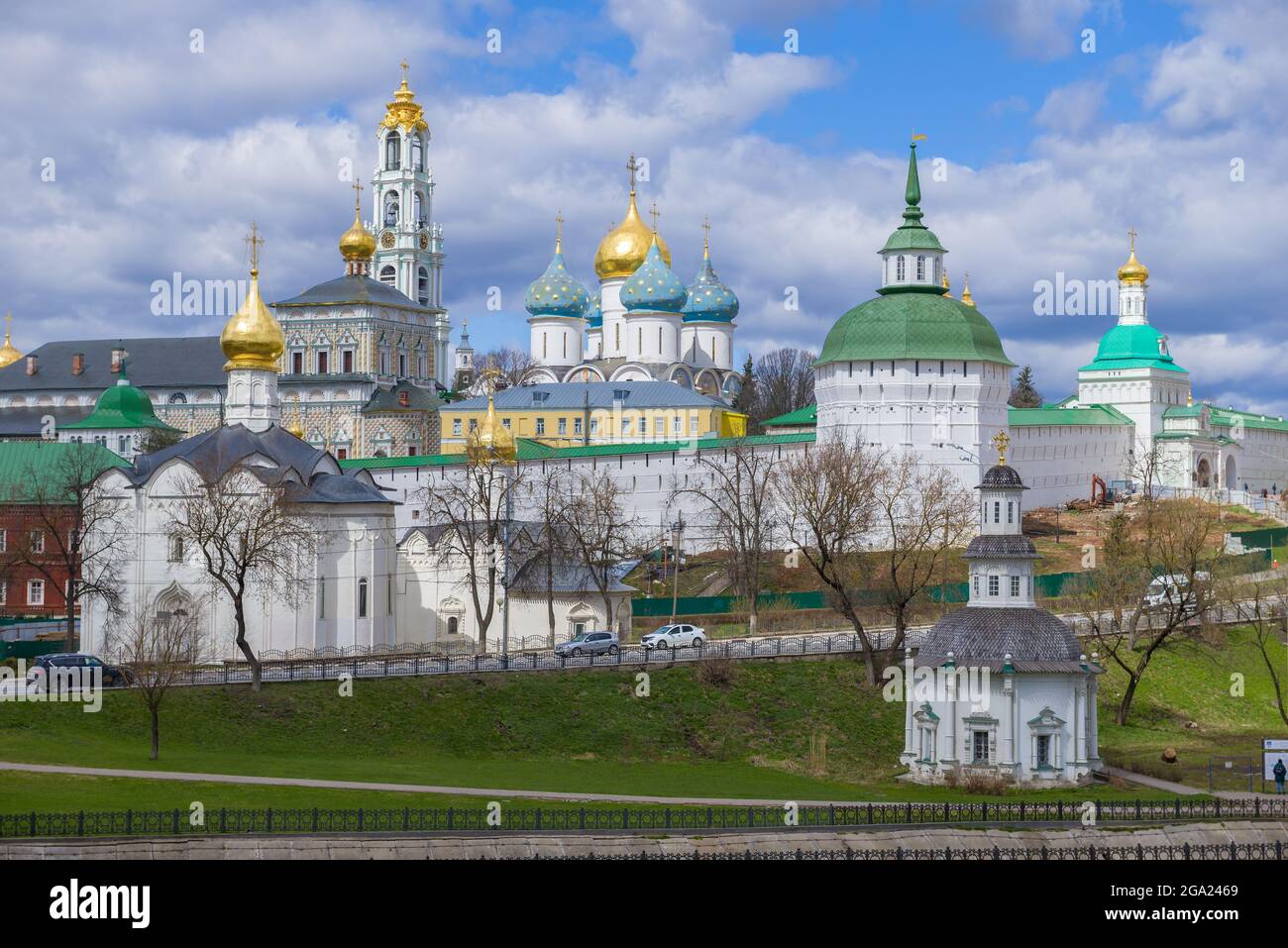 Antica Santissima Trinità Sergius Lavra in un giorno soleggiato di aprile. Sergiev Posad. Regione di Mosca, Russia Foto Stock