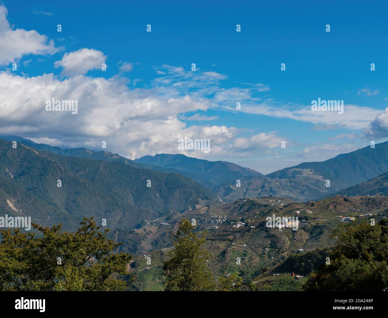 Paesaggio di montagna soleggiato nella fattoria di Wuling a Taichung, Taiwan Foto Stock