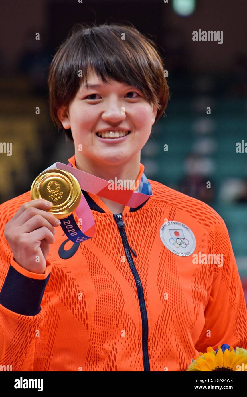Tokyo, Giappone. 28 luglio 2021. Chizuru Arai, medaglia d'oro giapponese, si pone per la fotocamera durante la cerimonia della medaglia di 70 kg delle JUDO alle Olimpiadi di Tokyo a Nippon Budokan, Giappone, mercoledì 28 luglio 2021. Foto di Keizo Mori/UPI Credit: UPI/Alamy Live News Foto Stock