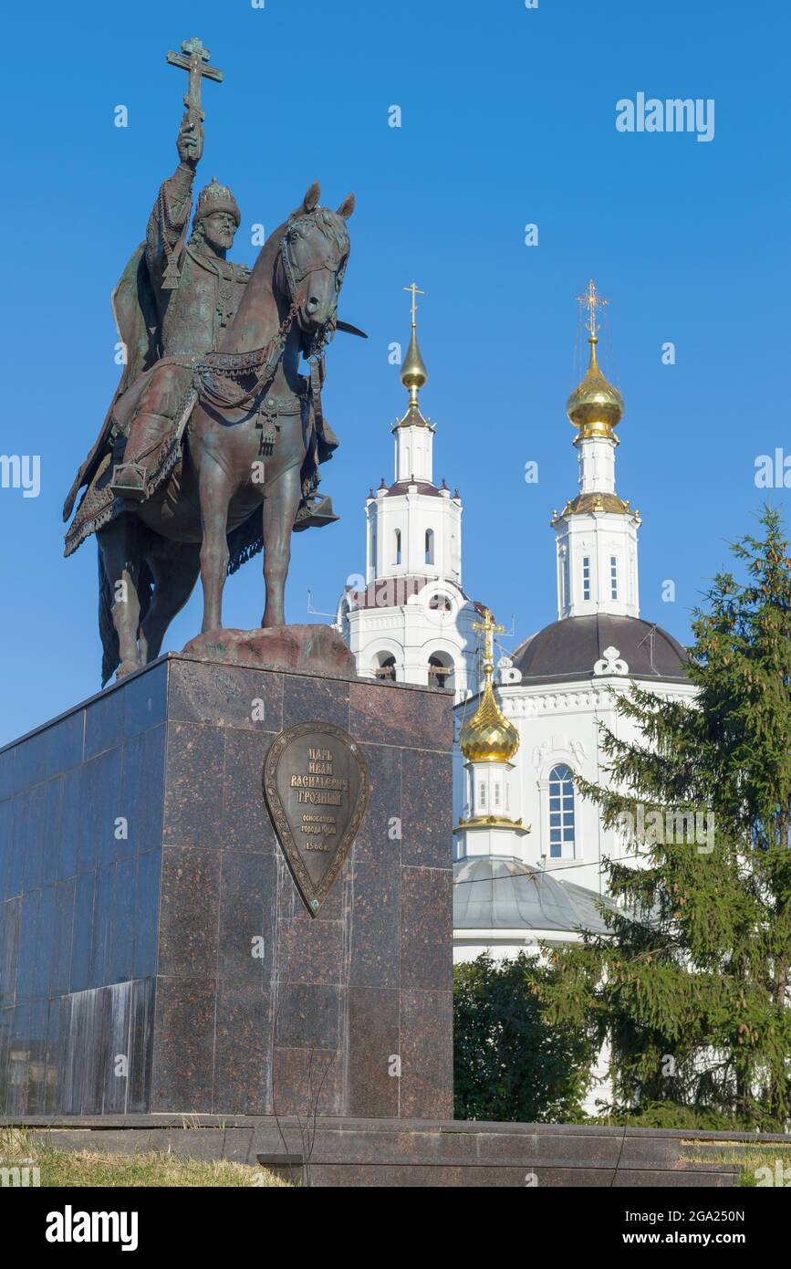 OREL, RUSSIA - 06 LUGLIO 2021: Monumento a Ivan terribile (il fondatore di Orel), presso la Cattedrale Epifania in un giorno di sole luglio Foto Stock