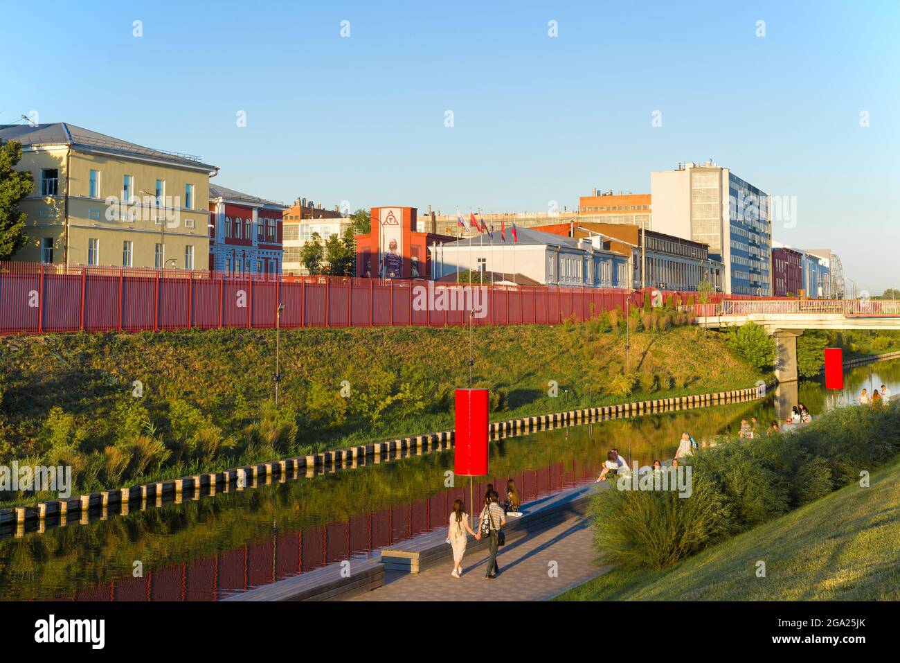 TULA, RUSSIA - 06 LUGLIO 2021: Argine del fiume UPA e la costruzione della fabbrica di armi di Tula in un giorno di sole luglio Foto Stock