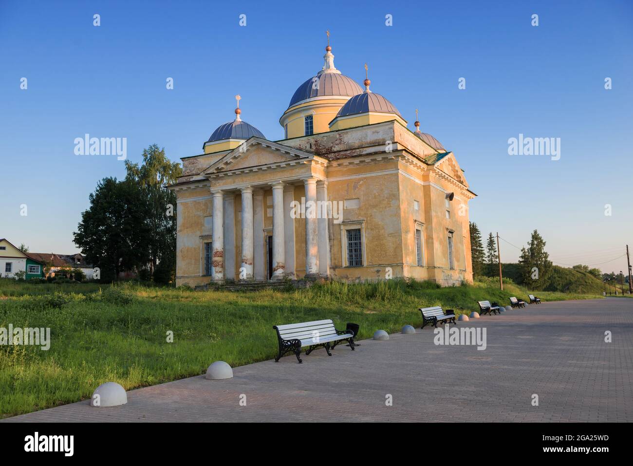 La vecchia St. Boris e la Cattedrale di St. Gleb all'inizio di luglio mattina. Staritsa. Oblast di Tver, Russia Foto Stock