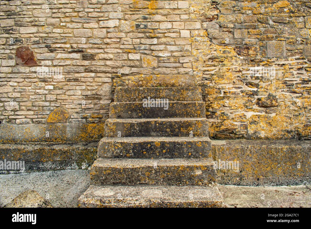 Passo nel mio muro-nessuna porta necessaria, passi che portano fino a un muro di mattoni. Foto Stock