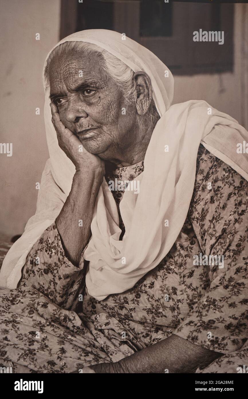 Ritratto di una donna indiana anziana nel Museo della partizione, Municipio di Amritsar, India; Amritsar, Punjab, India Foto Stock