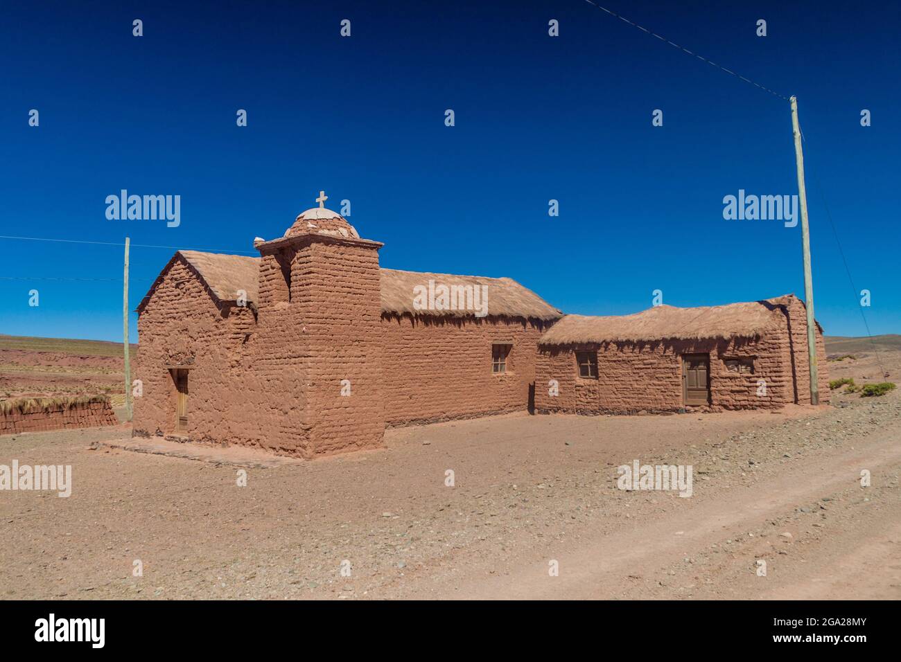Chiesa nel villaggio di Cerrillos sull'Altiplano boliviano Foto Stock