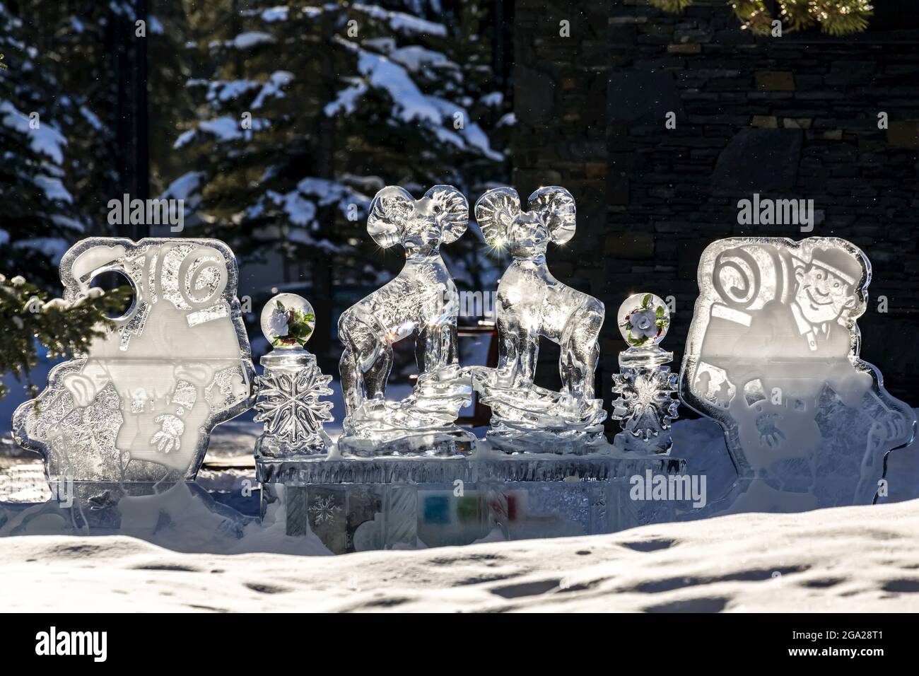 Sculture di ghiaccio incandescenti di pecore di montagna ed escursionisti retroilluminati dal sole nel Parco Nazionale di Banff; Lago Louise, Alberta, Canada Foto Stock