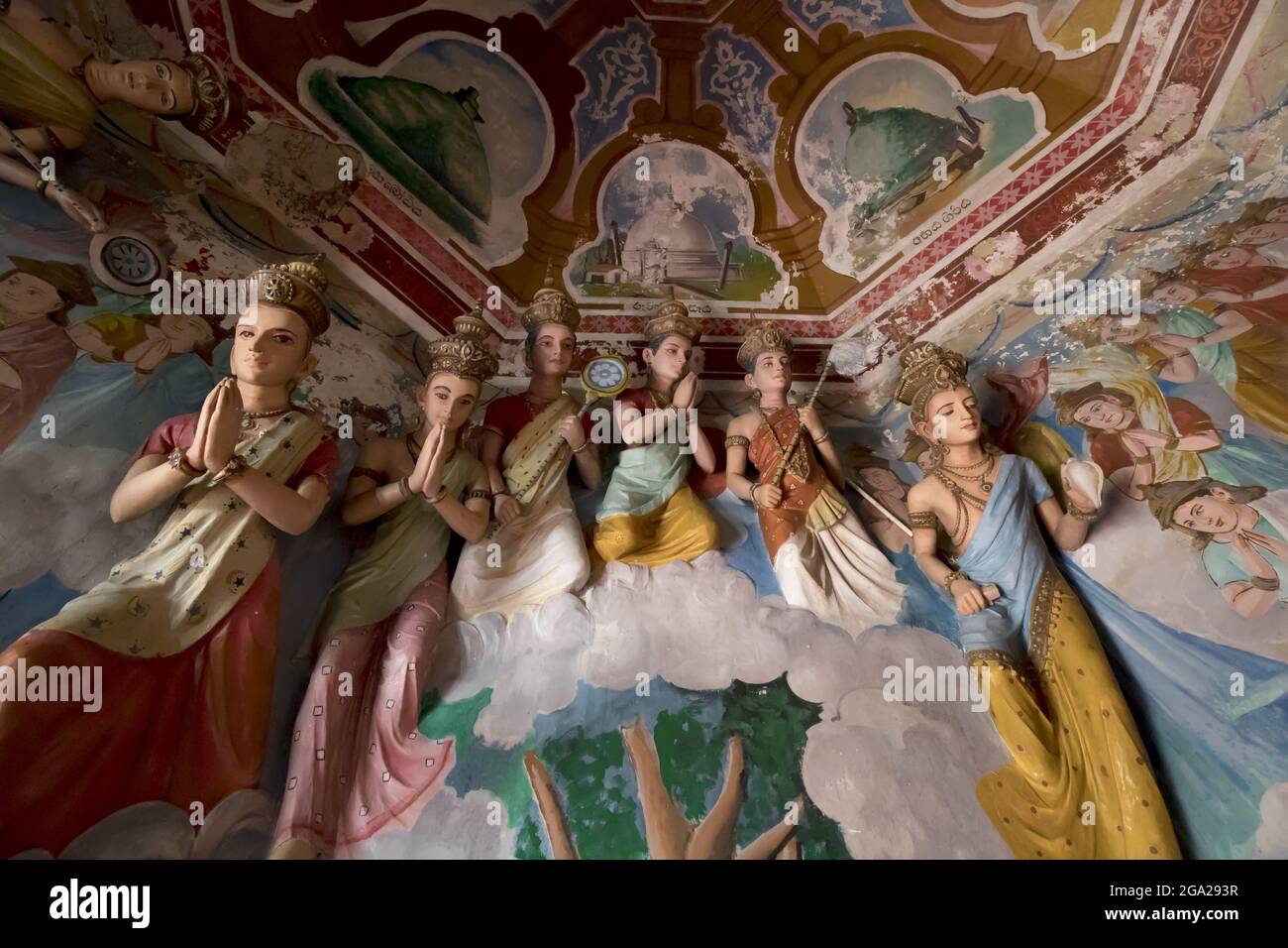 Figure celesti nel monastero buddista di Galagoda Shailatharama Viharaya, Balapitiya, Sri Lanka; Balapitiya, distretto di Galle, Sri Lanka Foto Stock