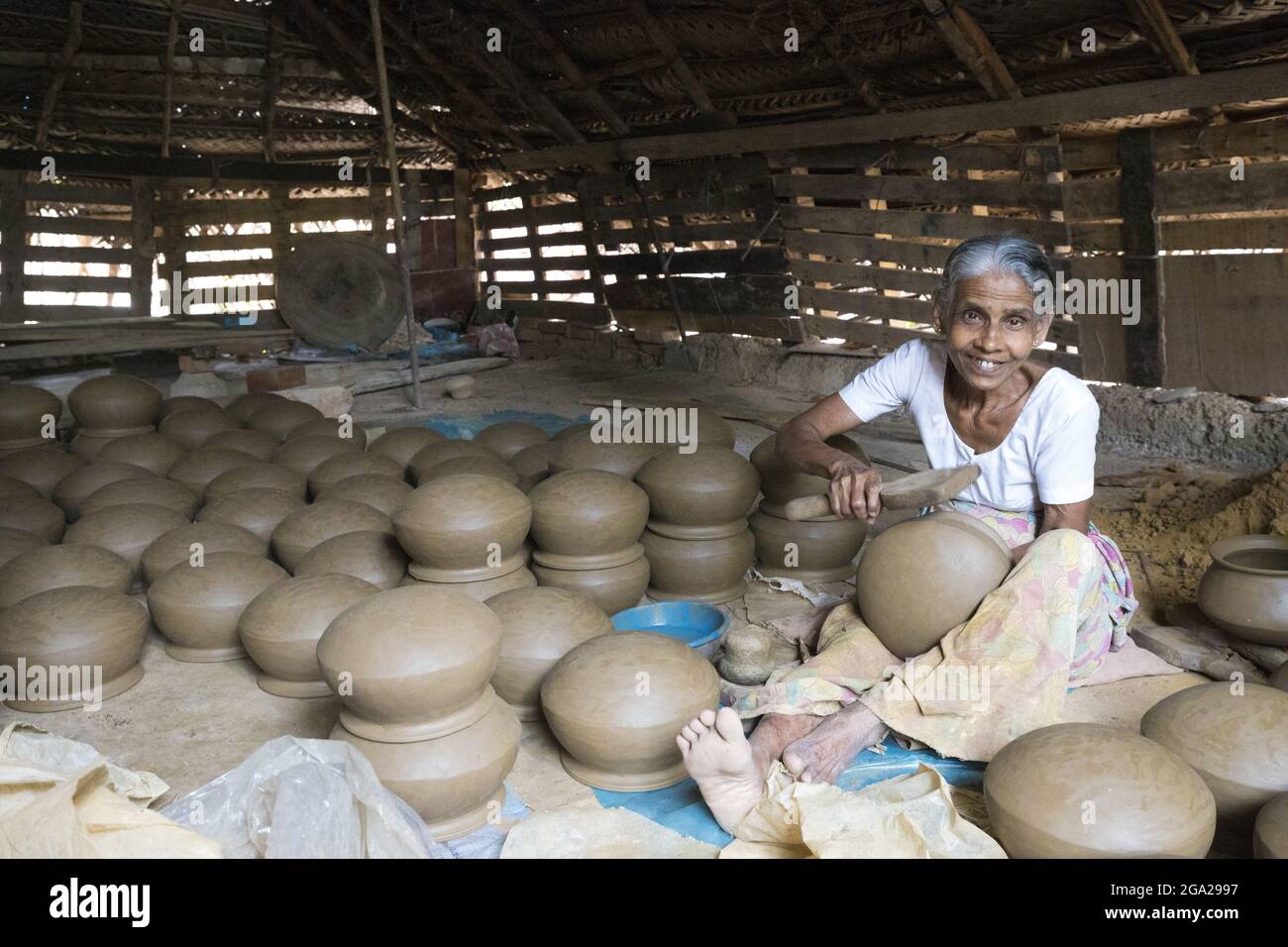 Donna che fa vasi di argilla nel villaggio rurale dello Sri Lanka; distretto di Gambaha, Sri Lanka Foto Stock