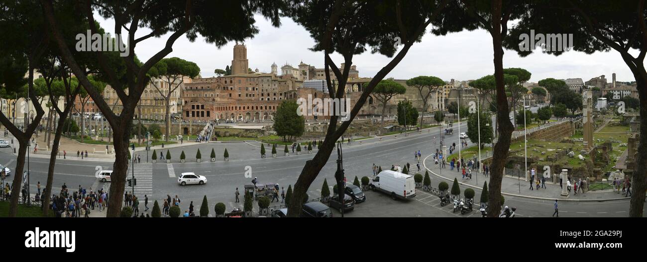 Panorama del mercato di Traiano da Palazzo Venezia a Roma; Roma, Italia Foto Stock