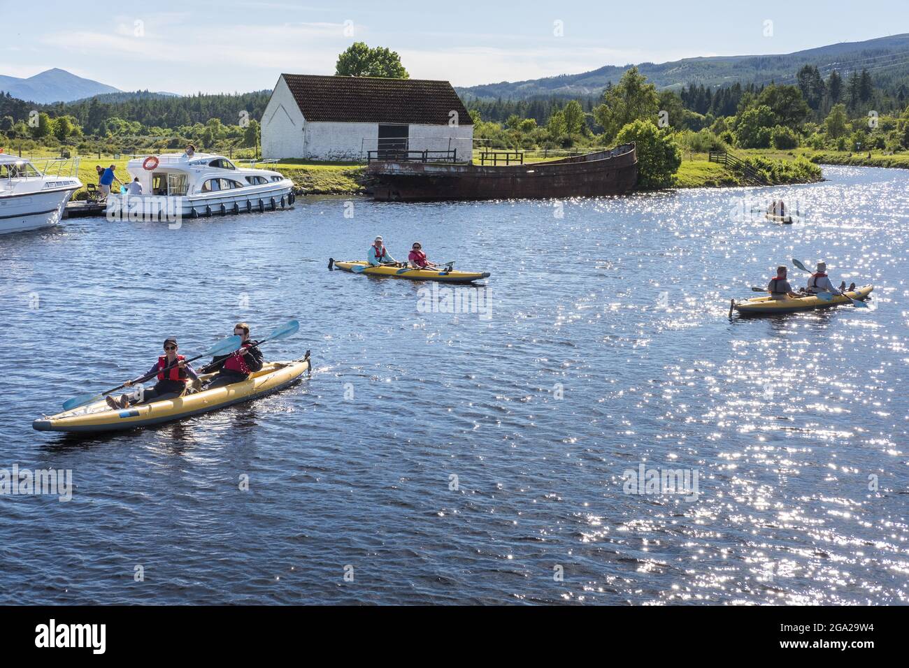 Diverse coppie kayak nel canale di Caledonian vicino a Fort Augustus, Scozia. Foto Stock
