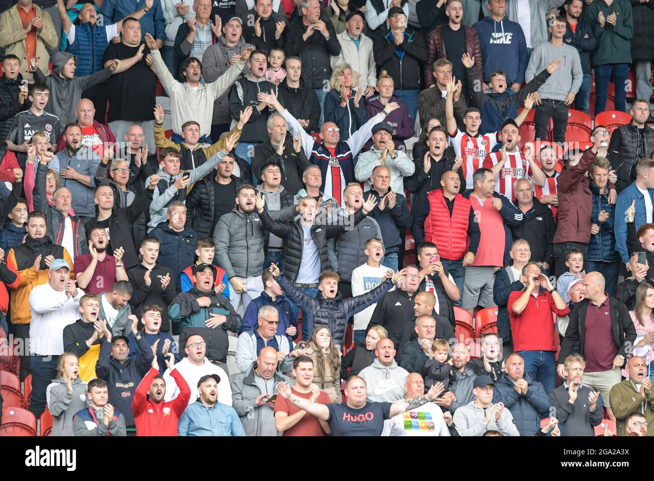 I fan di Sheffield United danno il benvenuto al loro team in campo Foto Stock