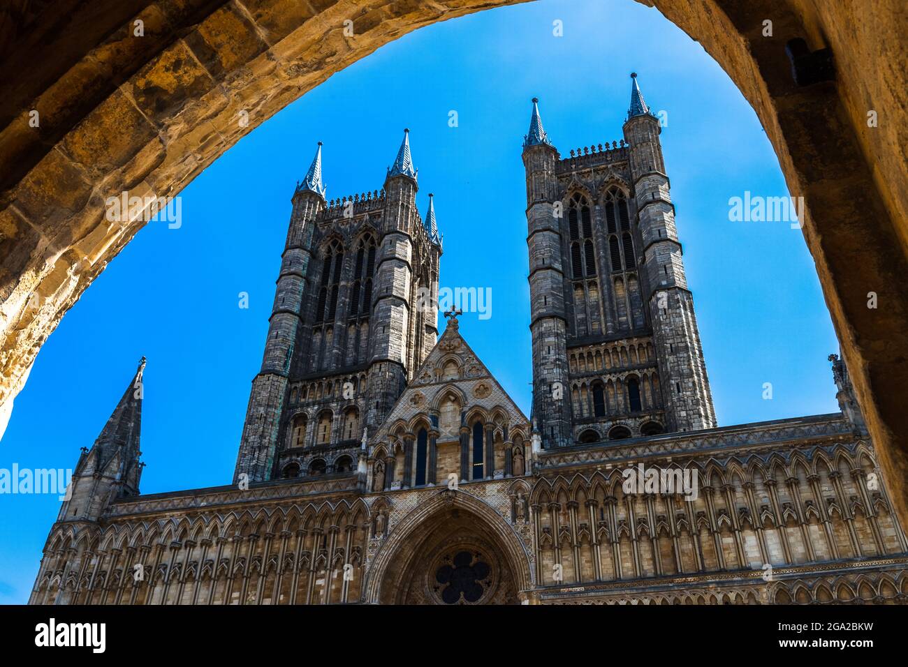 Guardando attraverso il cancello delle scacchiere verso la Cattedrale di Lincoln in una giornata luminosa e senza nuvole, preso il 16 luglio 2021. Foto Stock