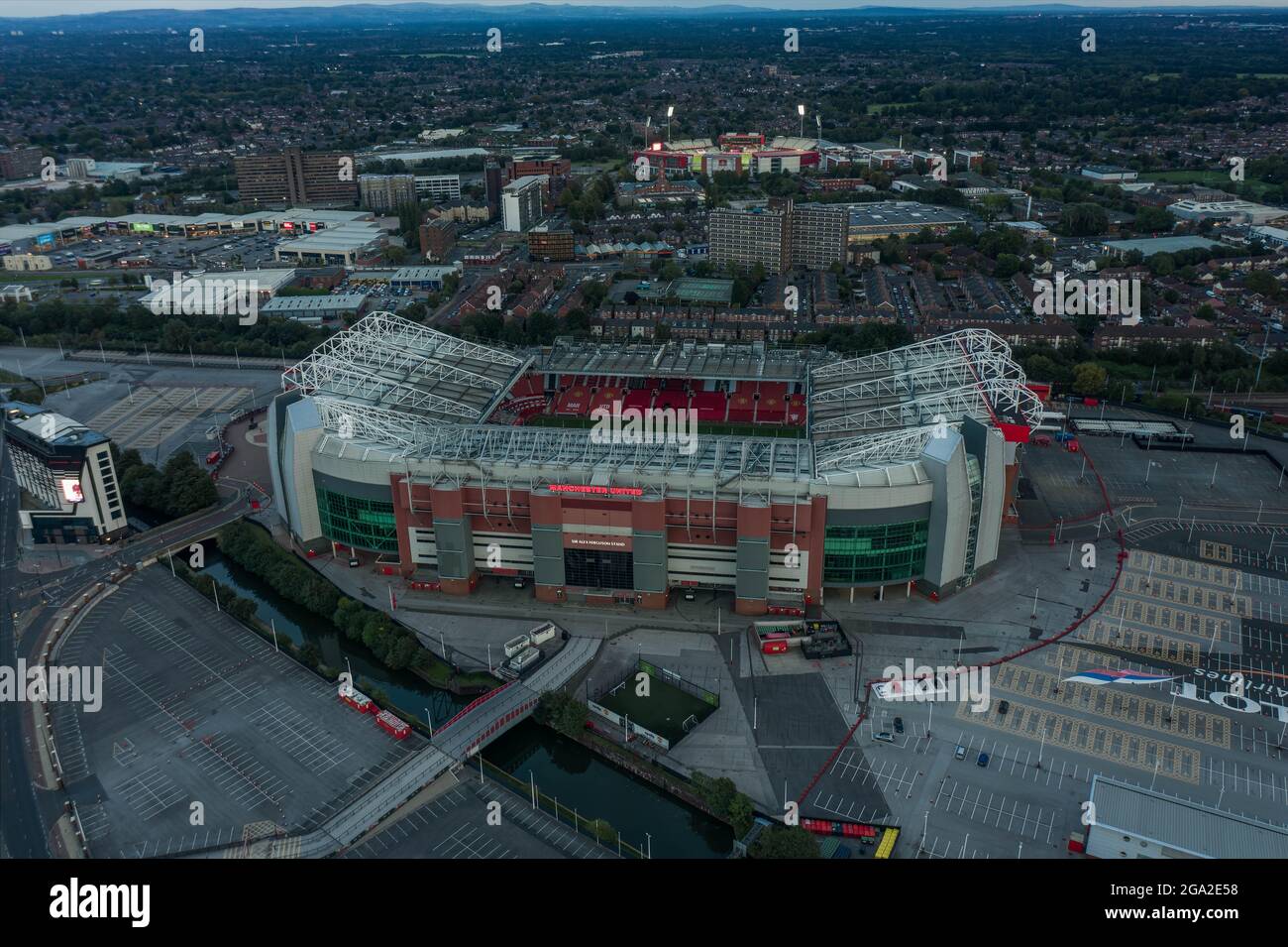 Foto aerea Old Trafford Football Stadium, sede del Manchester United Football Club Lancashire drone fotografia Salford banchine Foto Stock