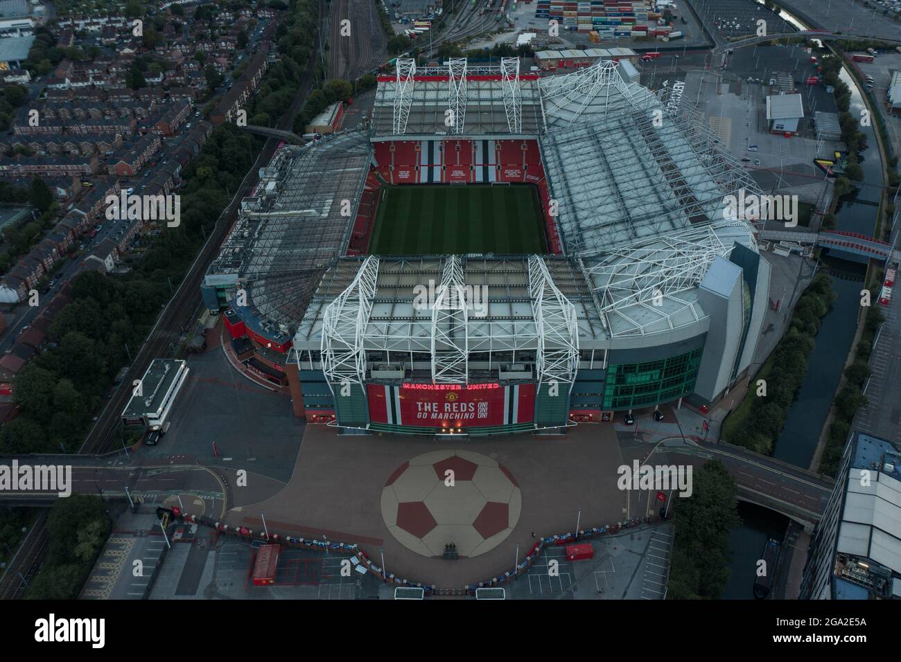Foto aerea Old Trafford Football Stadium, sede del Manchester United Football Club Lancashire drone fotografia Salford banchine Foto Stock