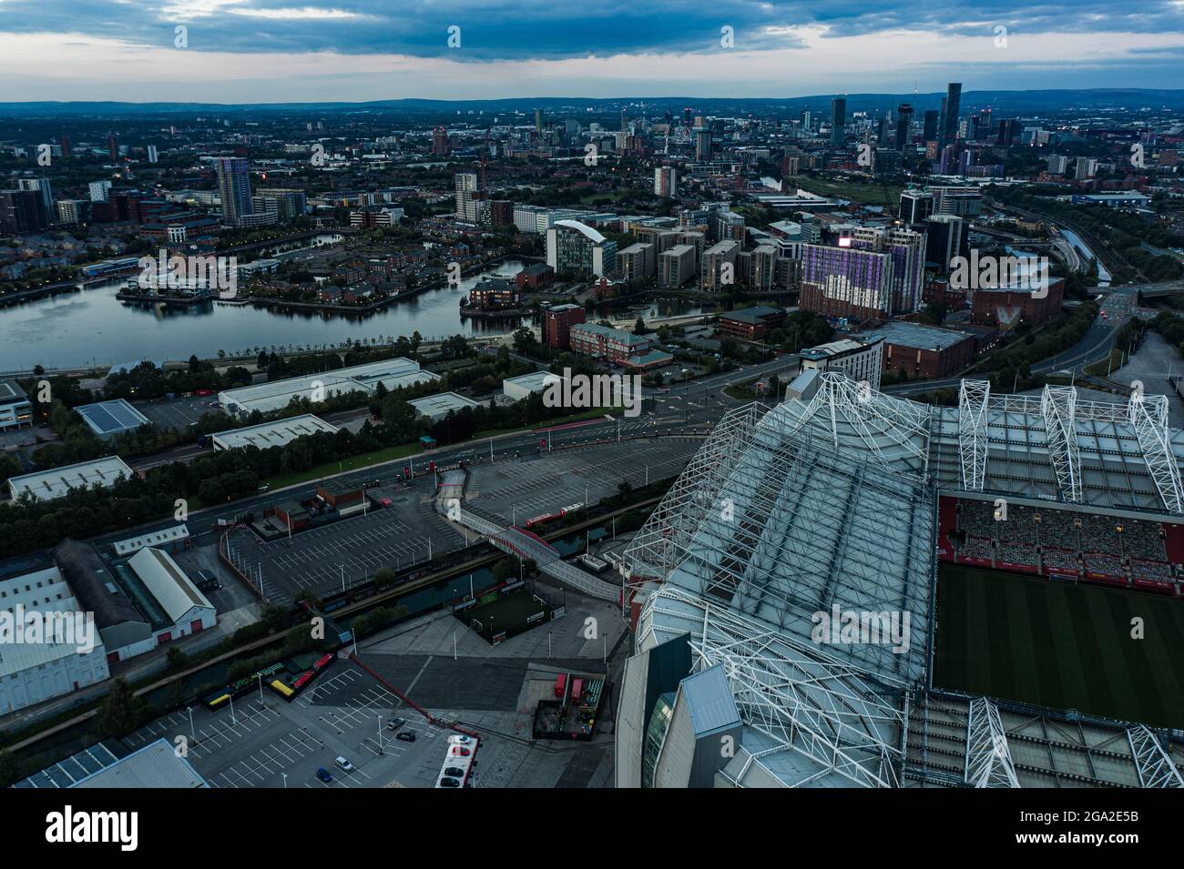 Foto aerea Old Trafford Football Stadium, sede del Manchester United Football Club Lancashire drone fotografia Salford banchine Foto Stock