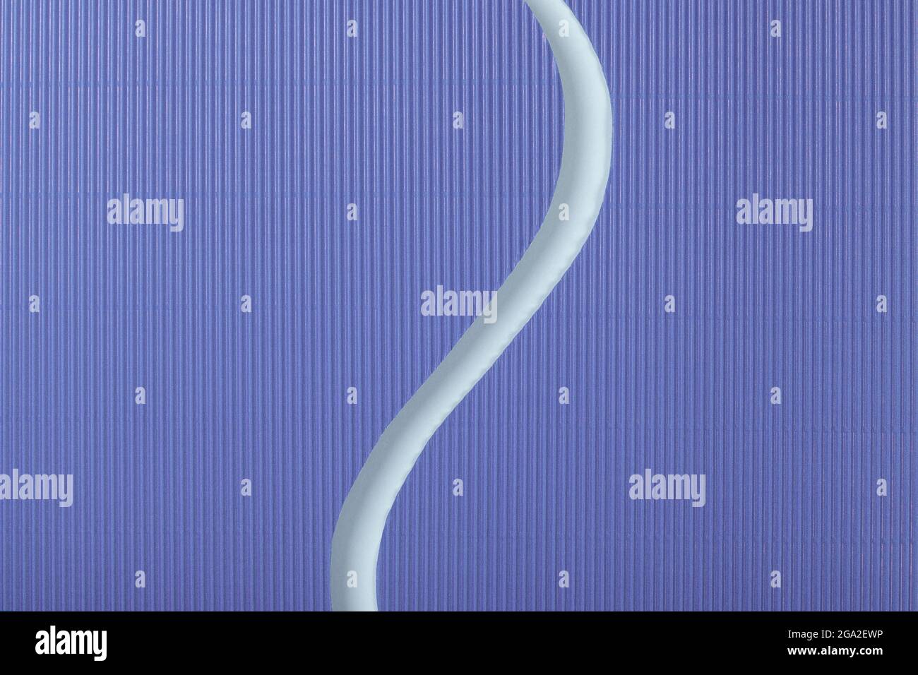Carta ondulata viola e blu. Forme e linee geometriche. Sfondo minimalista. Disposizione piatta. Spazio di copia. Foto Stock