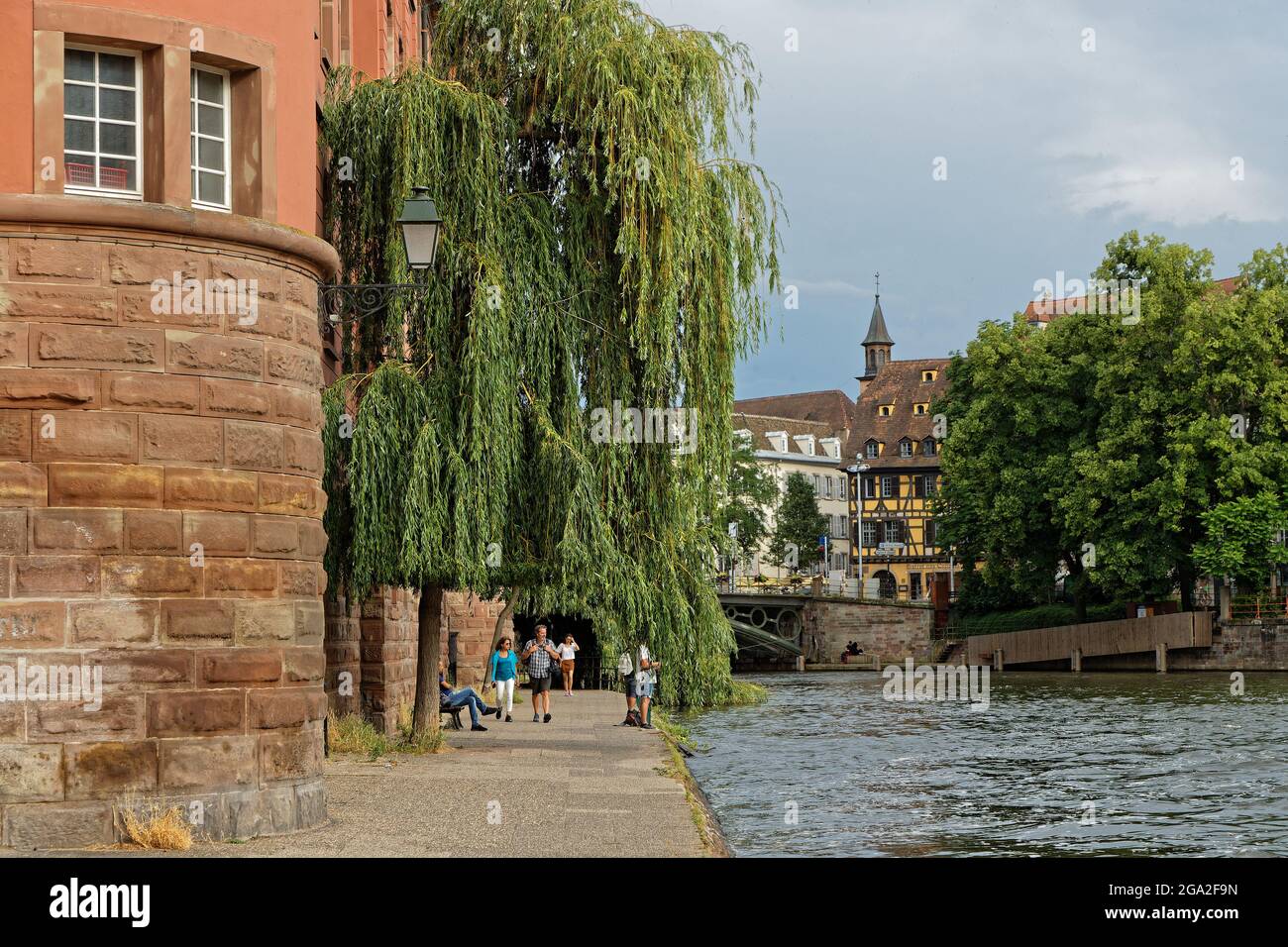 STRASBURGO, FRANCIA, 23 giugno 2021 : a Petite France, il fiume Ill si divide in numero di canali, casa nel Medioevo per i conciatori della città, e. Foto Stock