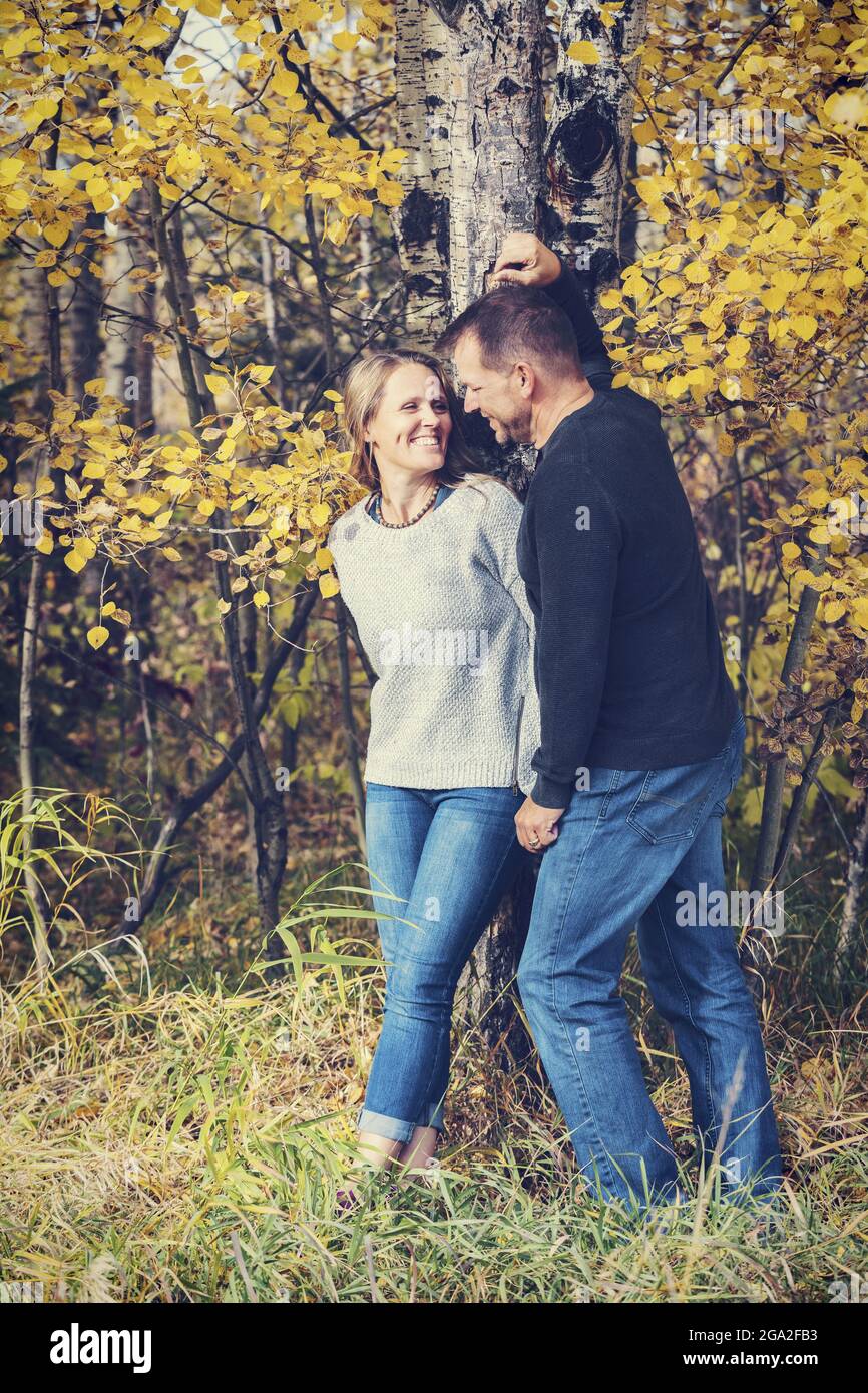 Una coppia matura sposata che trascorre del tempo insieme in un parco cittadino durante la stagione autunnale; St. Albert, Alberta, Canada Foto Stock