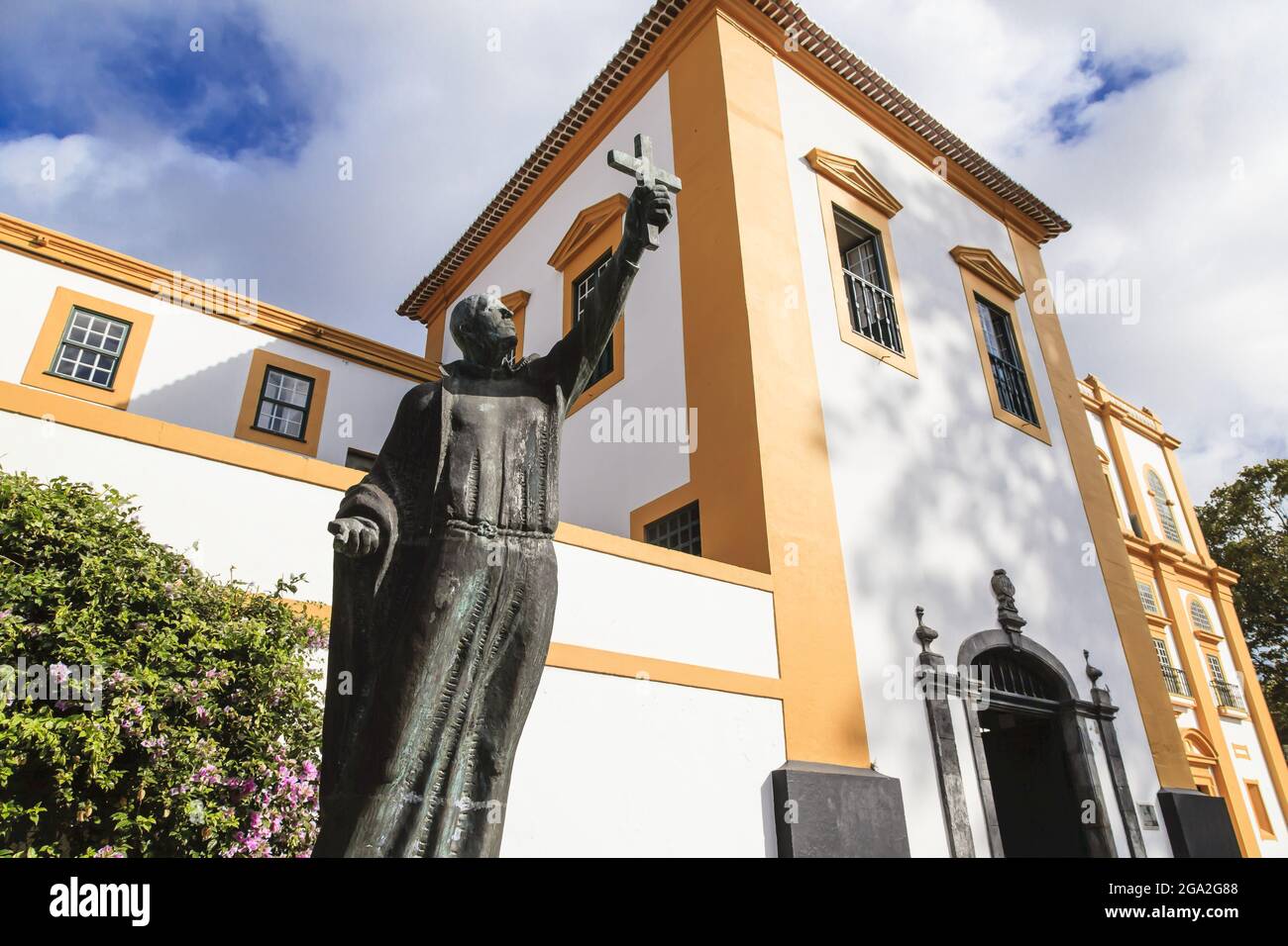Statua di una figura religiosa con croce davanti alla Chiesa principale di Praia da Vitoria; Terceira, Azzorre Foto Stock